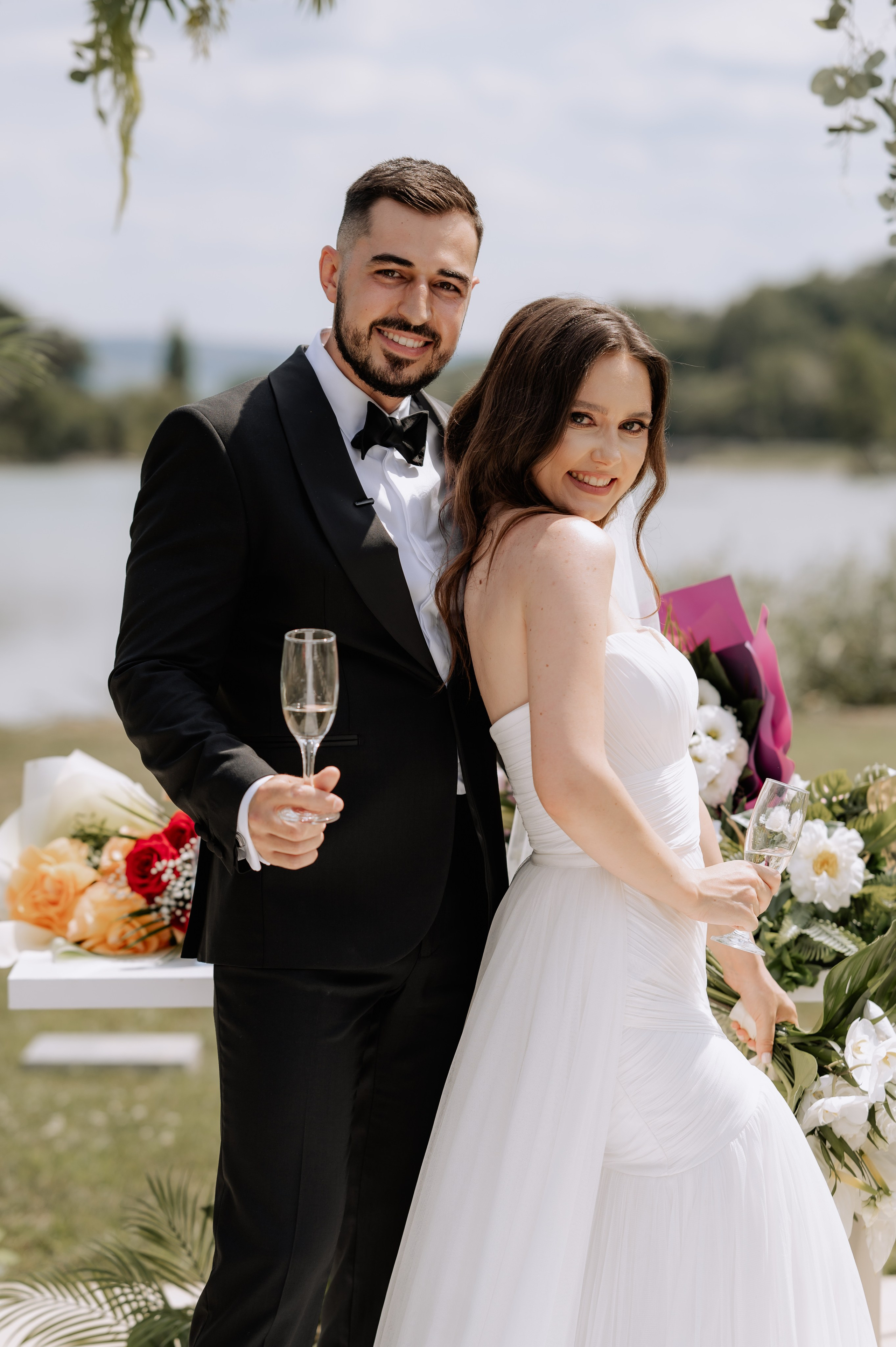 Cununie civila in aer liber , artificii de zi colorate , decor nunta , nunta la Hotel Traian. Proud Vision Weddings | Wedding Photography & Film — Servicii profesionale Foto Video Nunta Iasi