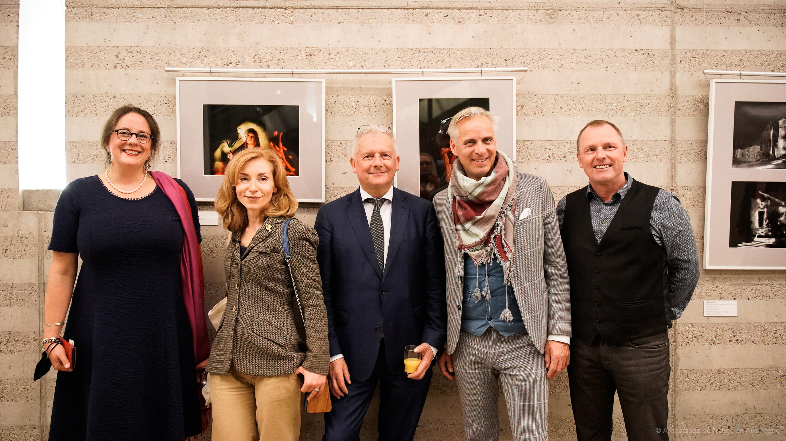 BIO, CRITIQUE ET CONTACT. Natalia Bogdanovska. Films et photographie corporate en France