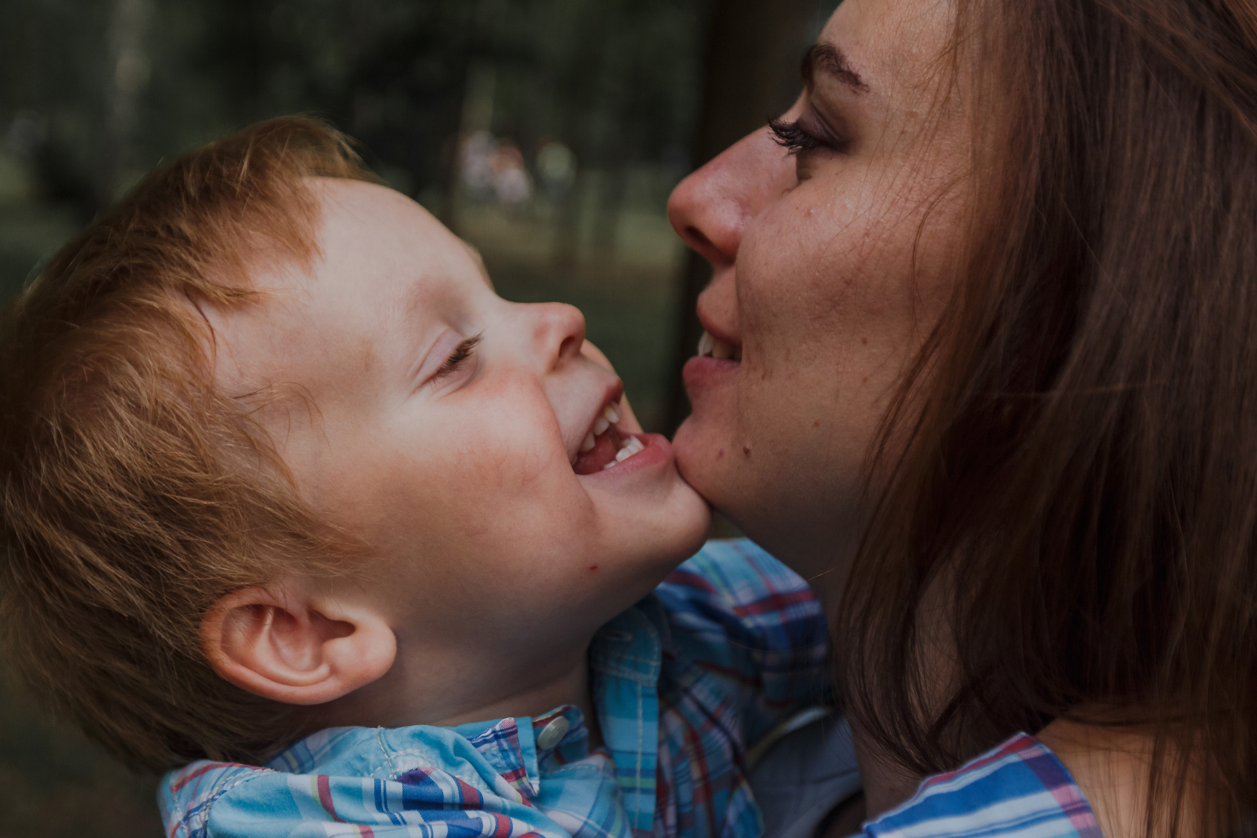 Sesión de fotos con un niño travieso. Fotógrafo de retrato, familia y reportajes en Valencia | España | Europa Vitalii Lumier