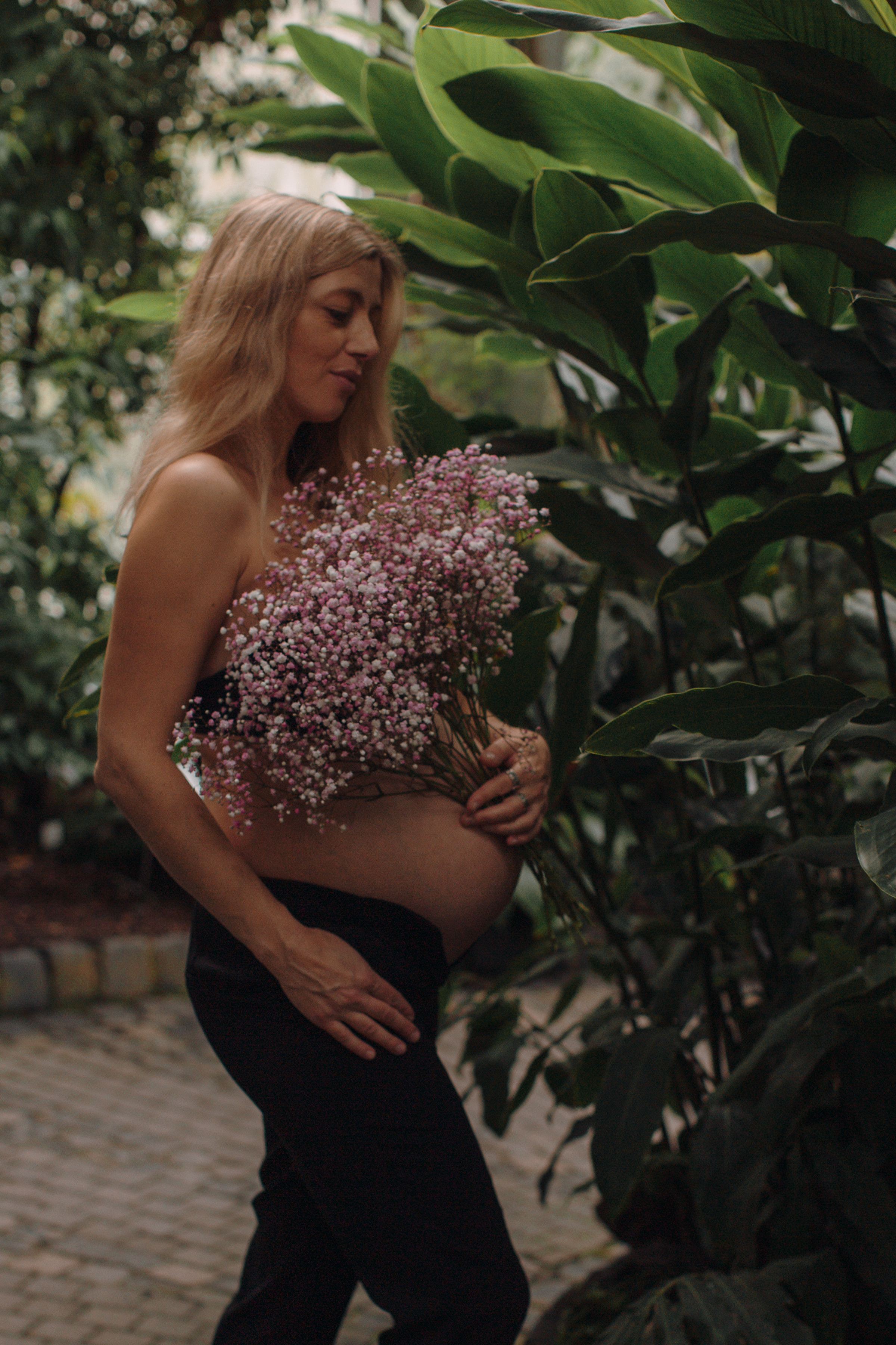 Albina im Garten. Familien- und Hochzeitsfotografin in Frankfurt am Main Alina Braun