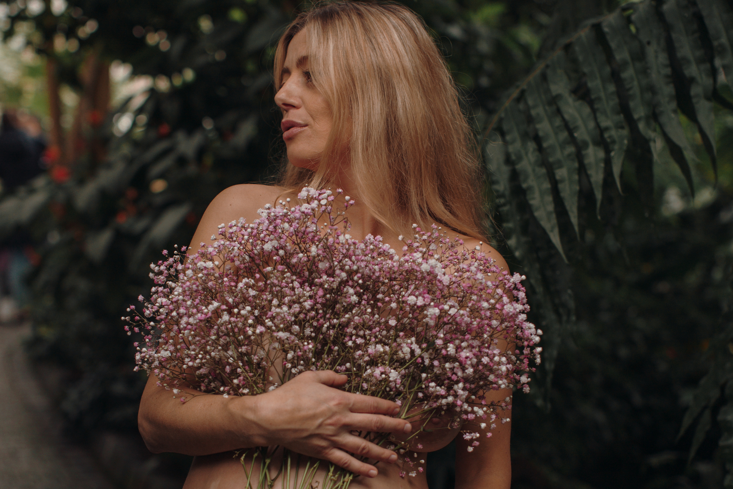 Albina im Garten. Familien- und Hochzeitsfotografin in Frankfurt am Main Alina Braun