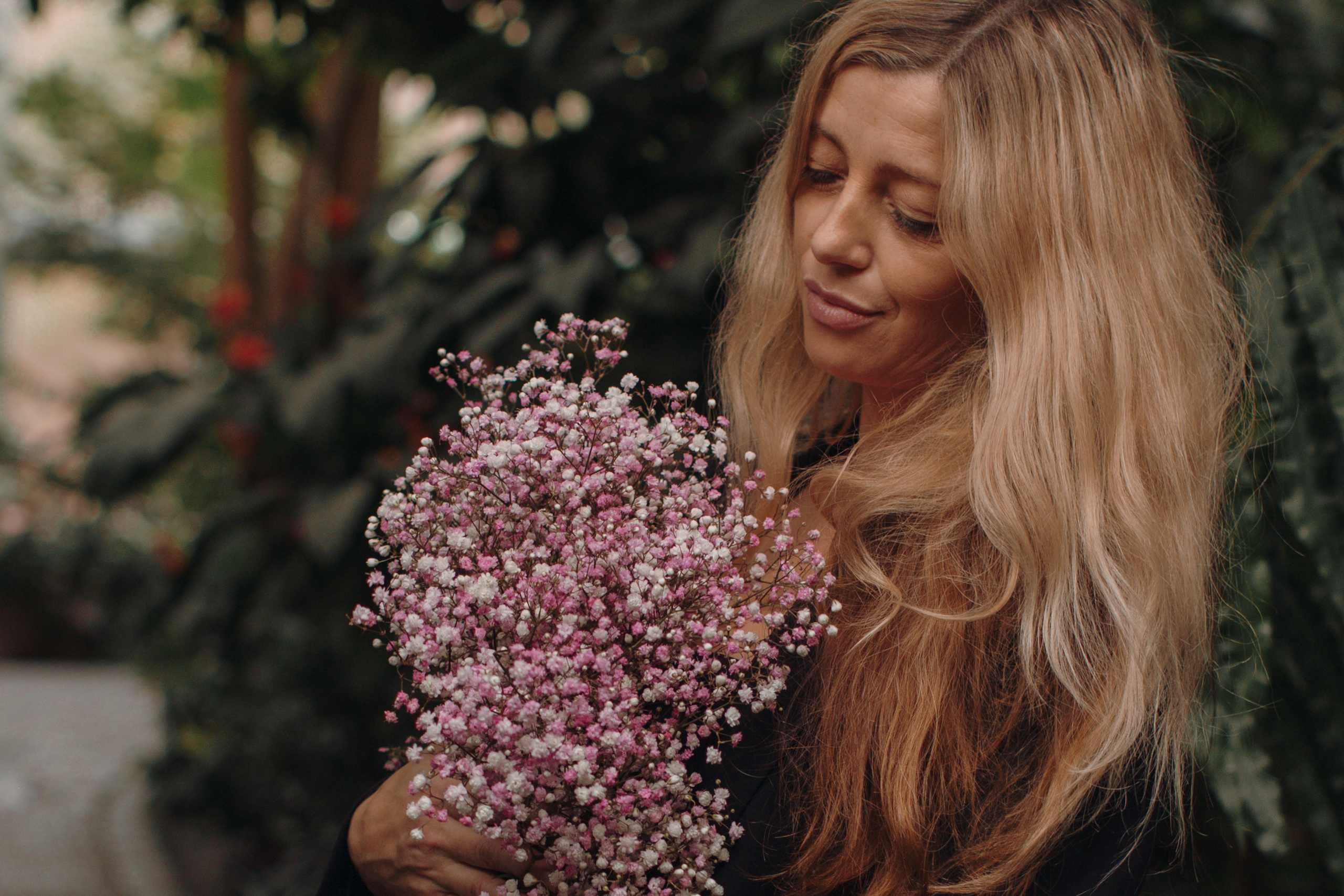 Albina im Garten. Familien- und Hochzeitsfotografin in Frankfurt am Main Alina Braun