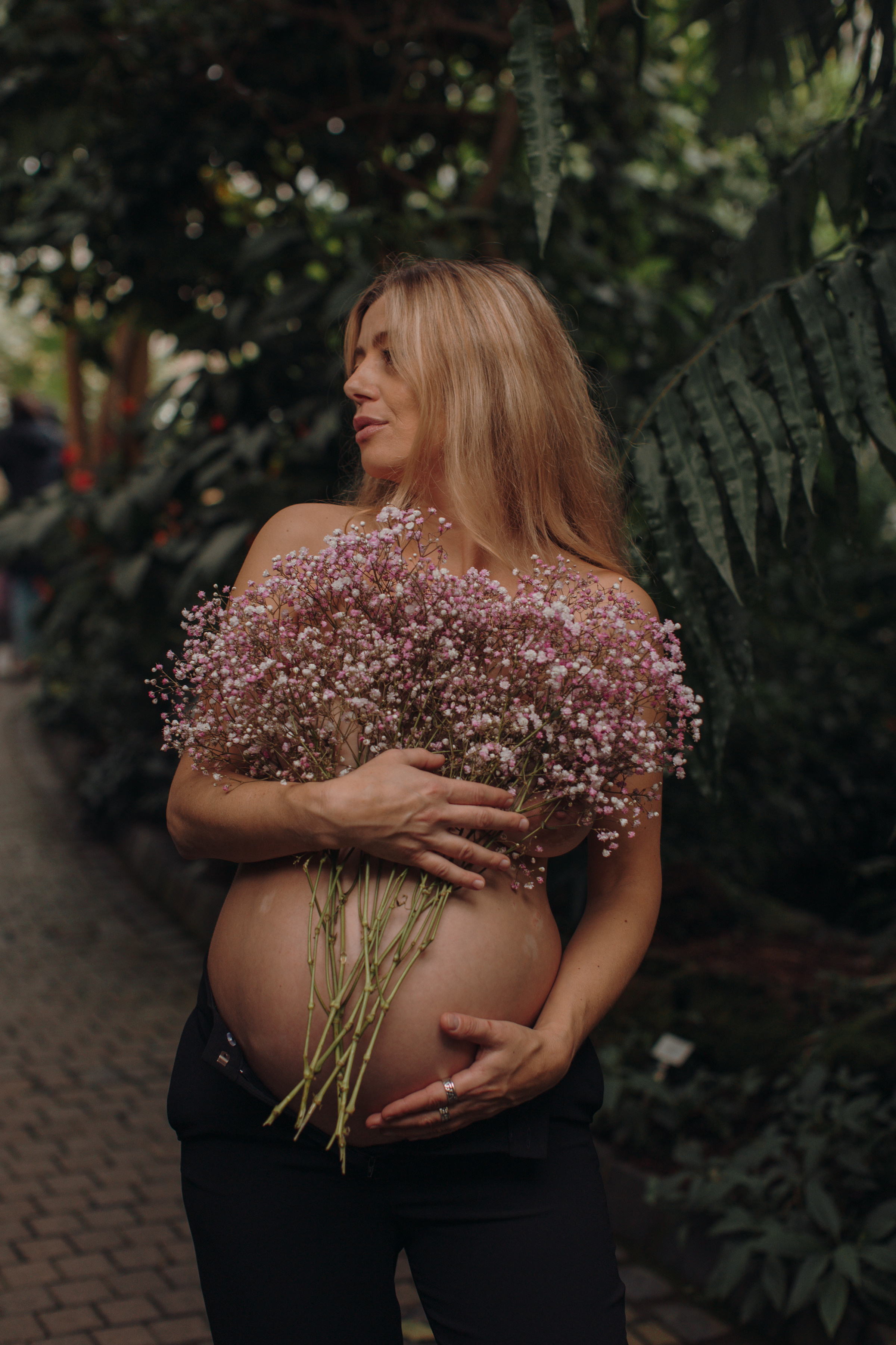 Albina im Garten. Familien- und Hochzeitsfotografin in Frankfurt am Main Alina Braun