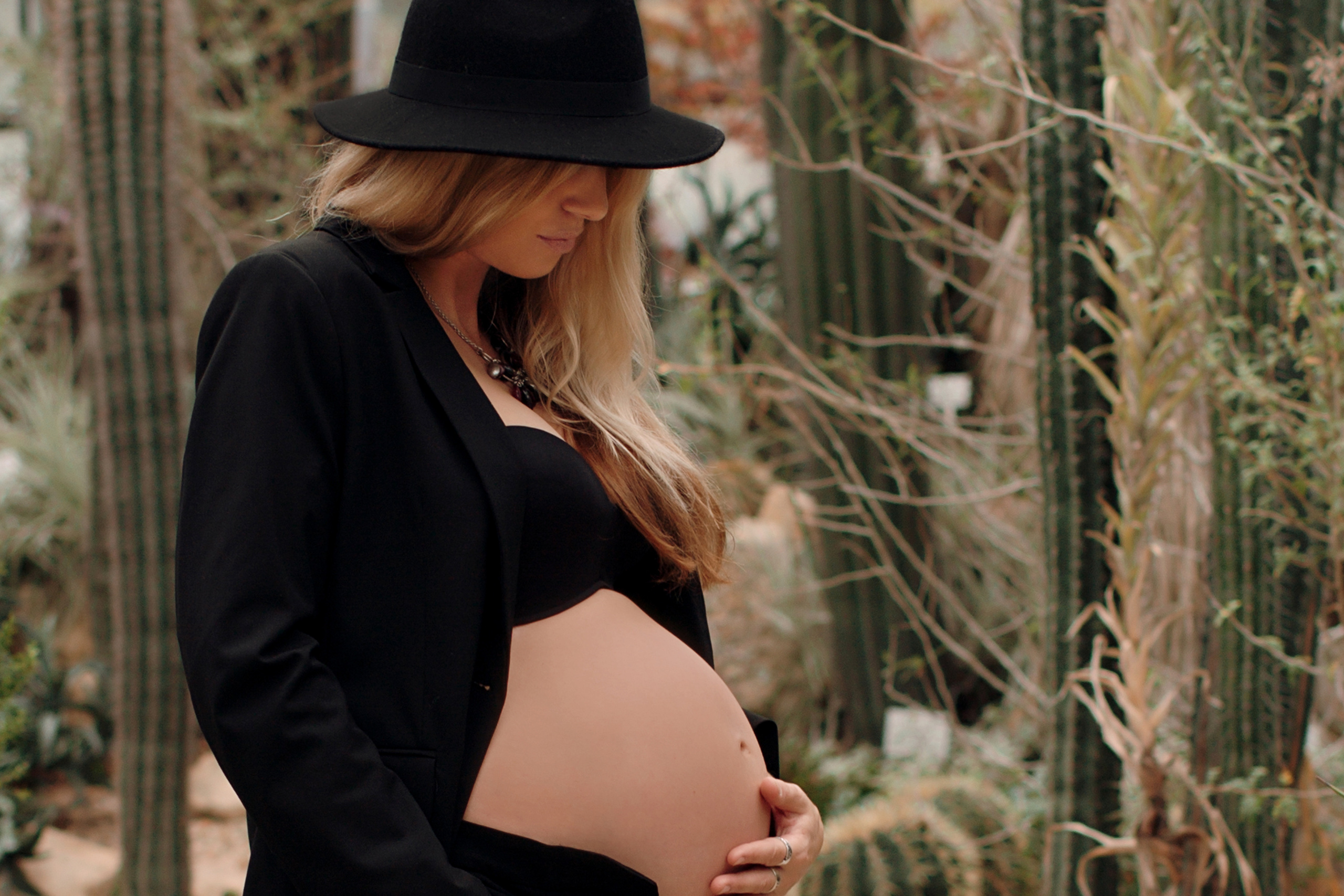 Albina im Garten. Familien- und Hochzeitsfotografin in Frankfurt am Main Alina Braun