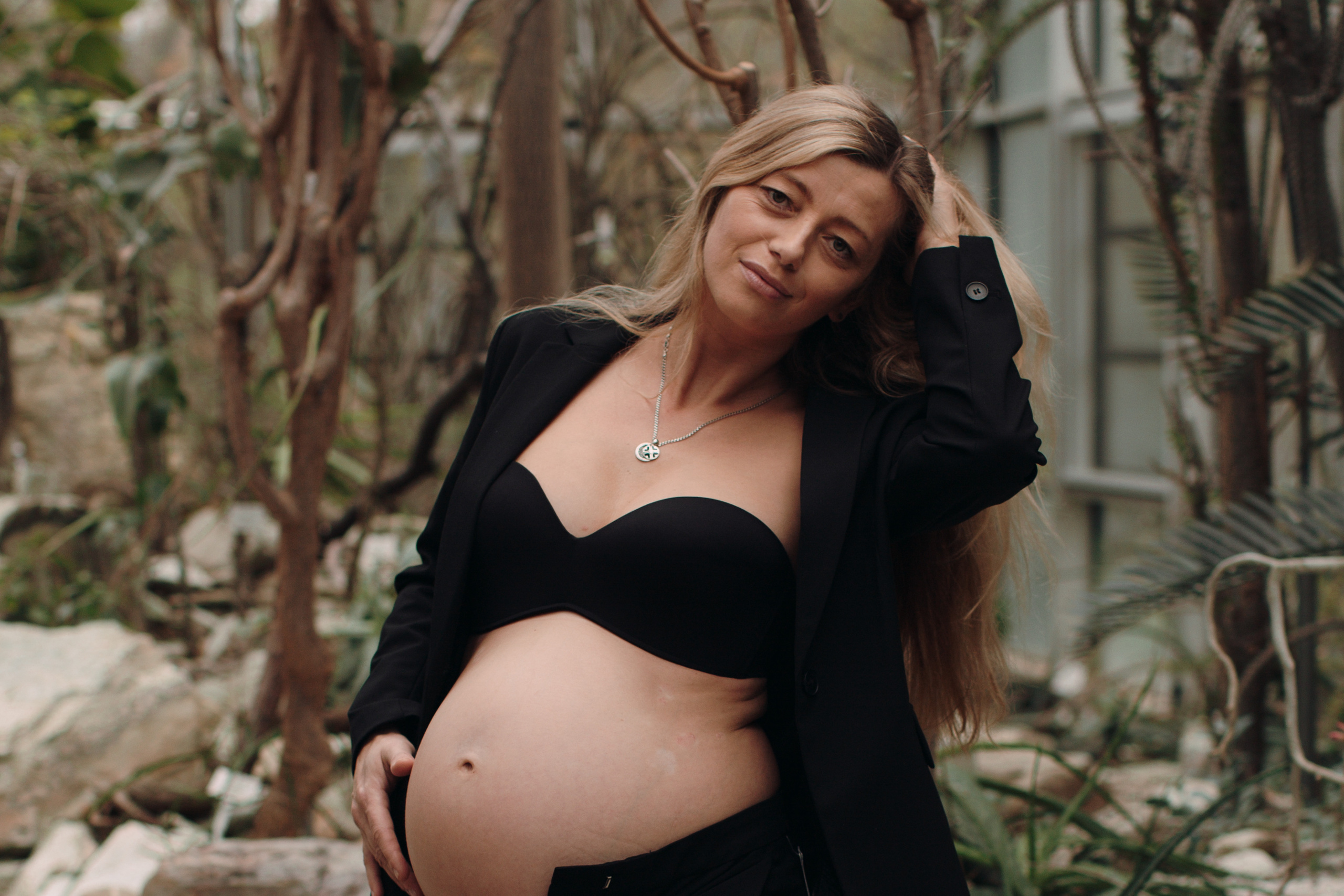 Albina im Garten. Familien- und Hochzeitsfotografin in Frankfurt am Main Alina Braun