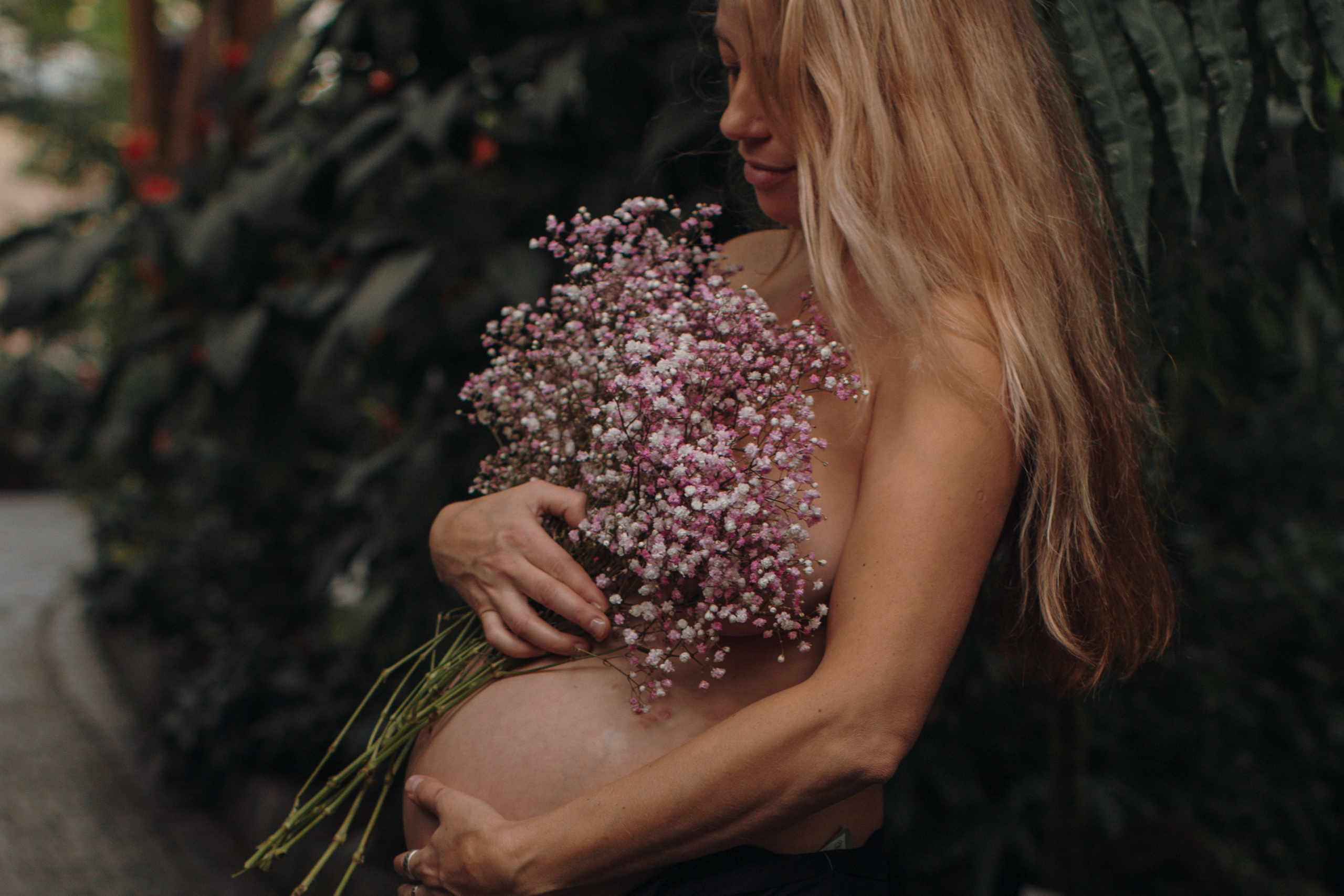 Albina im Garten. Familien- und Hochzeitsfotografin in Frankfurt am Main Alina Braun