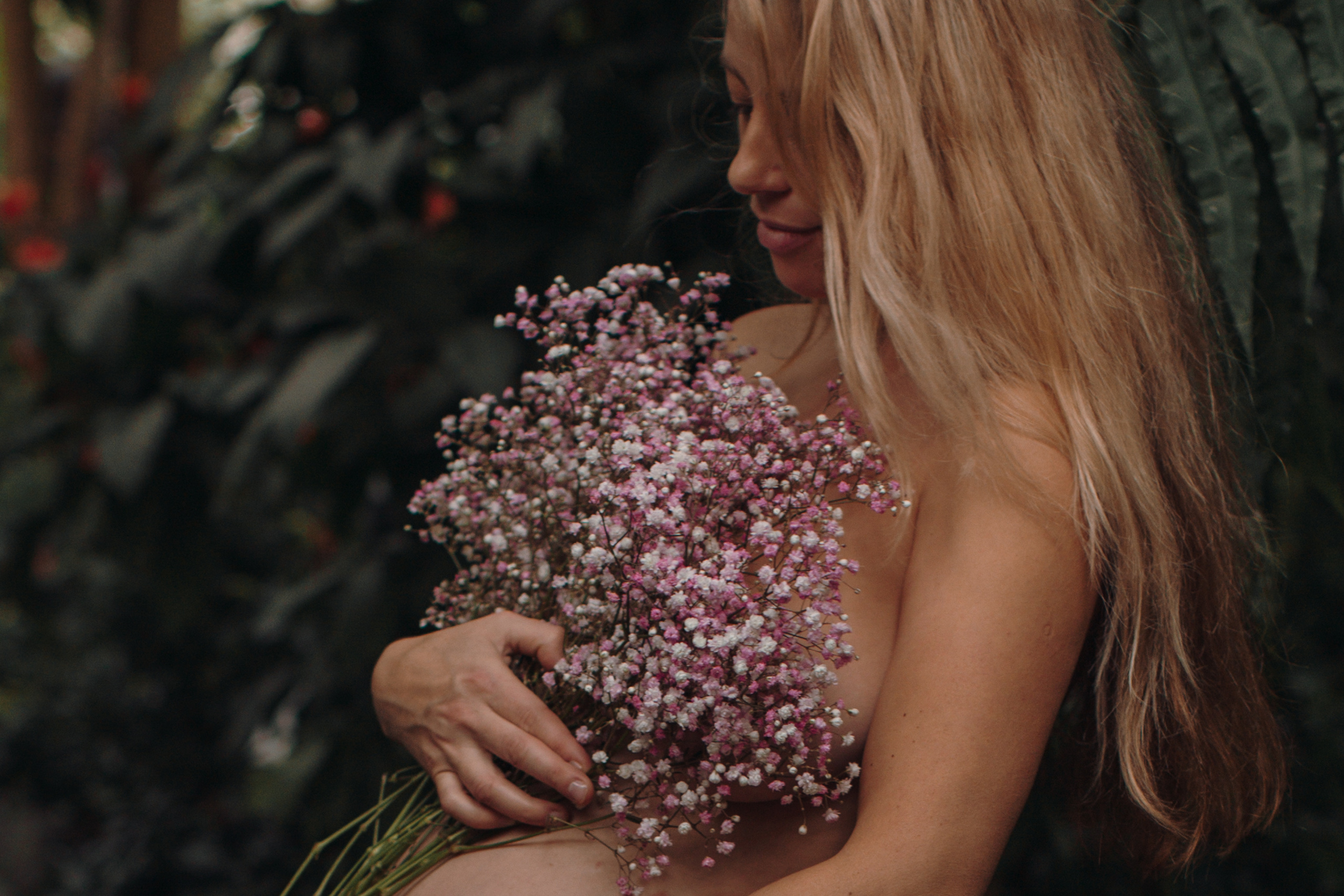 Albina im Garten. Familien- und Hochzeitsfotografin in Frankfurt am Main Alina Braun