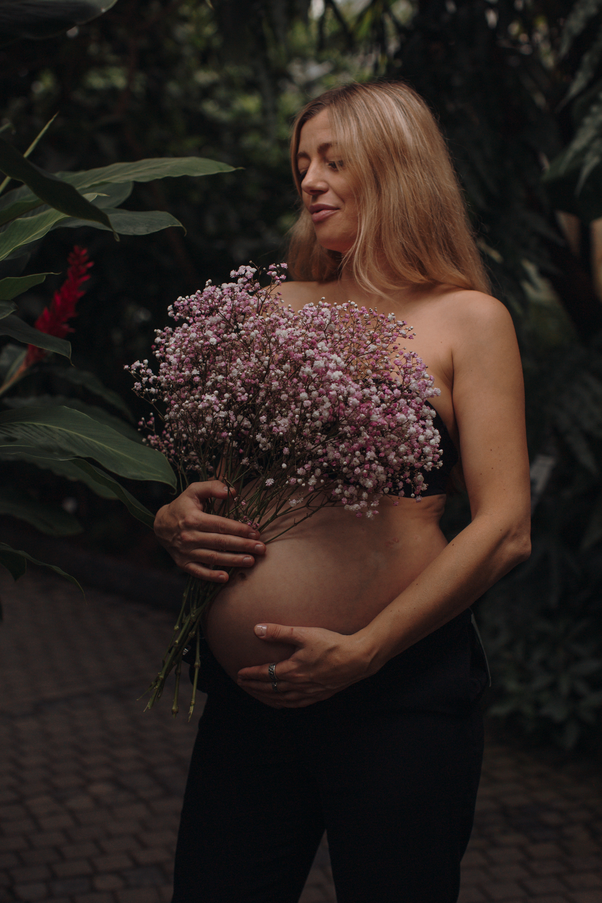 Albina im Garten. Familien- und Hochzeitsfotografin in Frankfurt am Main Alina Braun