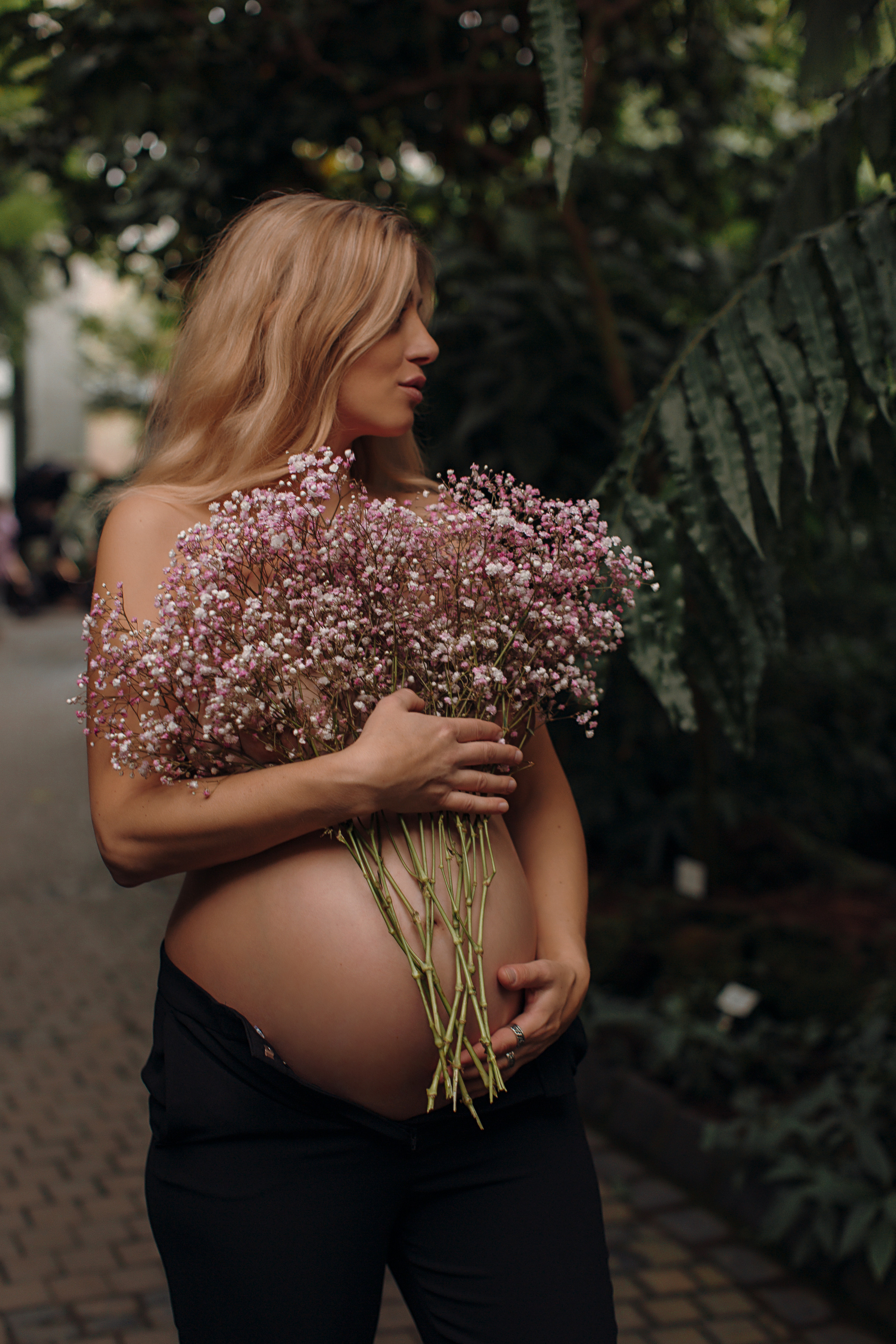 Albina im Garten. Familien- und Hochzeitsfotografin in Frankfurt am Main Alina Braun