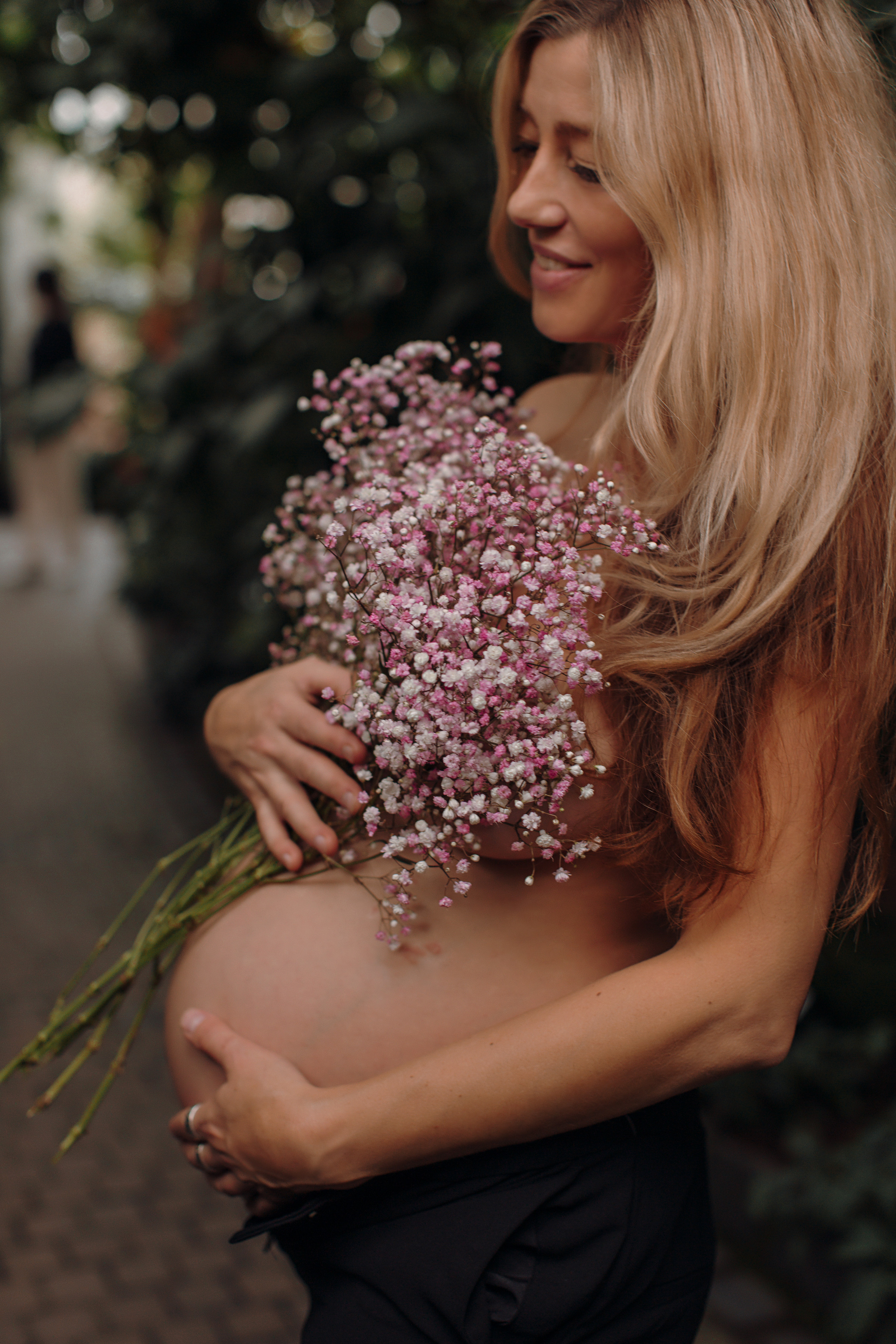 Albina im Garten. Familien- und Hochzeitsfotografin in Frankfurt am Main Alina Braun