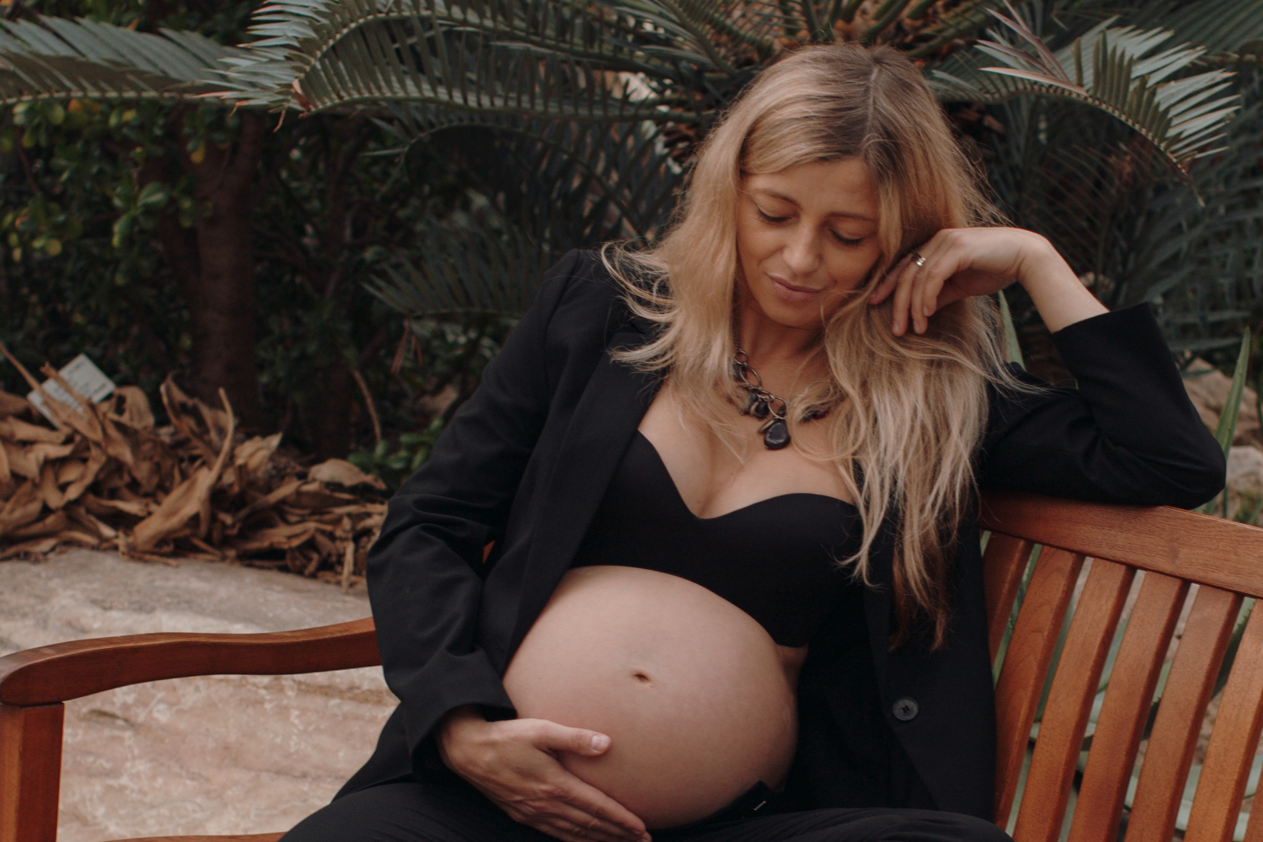 Albina im Garten. Familien- und Hochzeitsfotografin in Frankfurt am Main Alina Braun