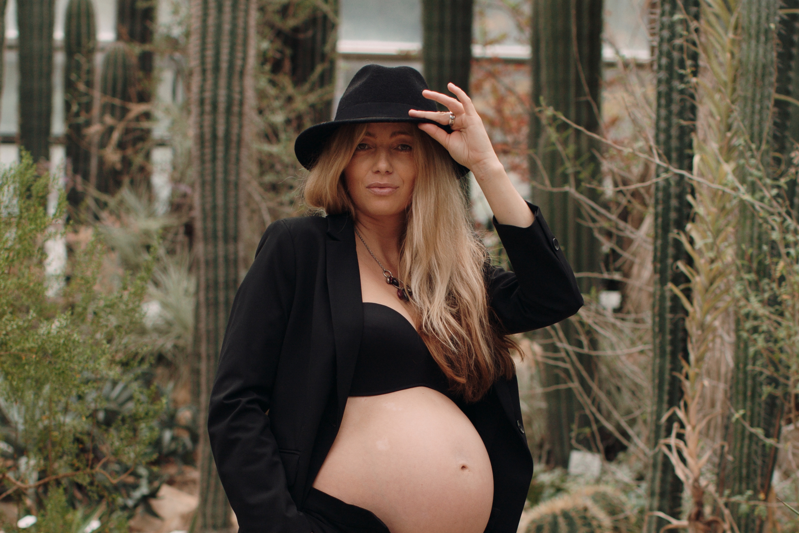 Albina im Garten. Familien- und Hochzeitsfotografin in Frankfurt am Main Alina Braun