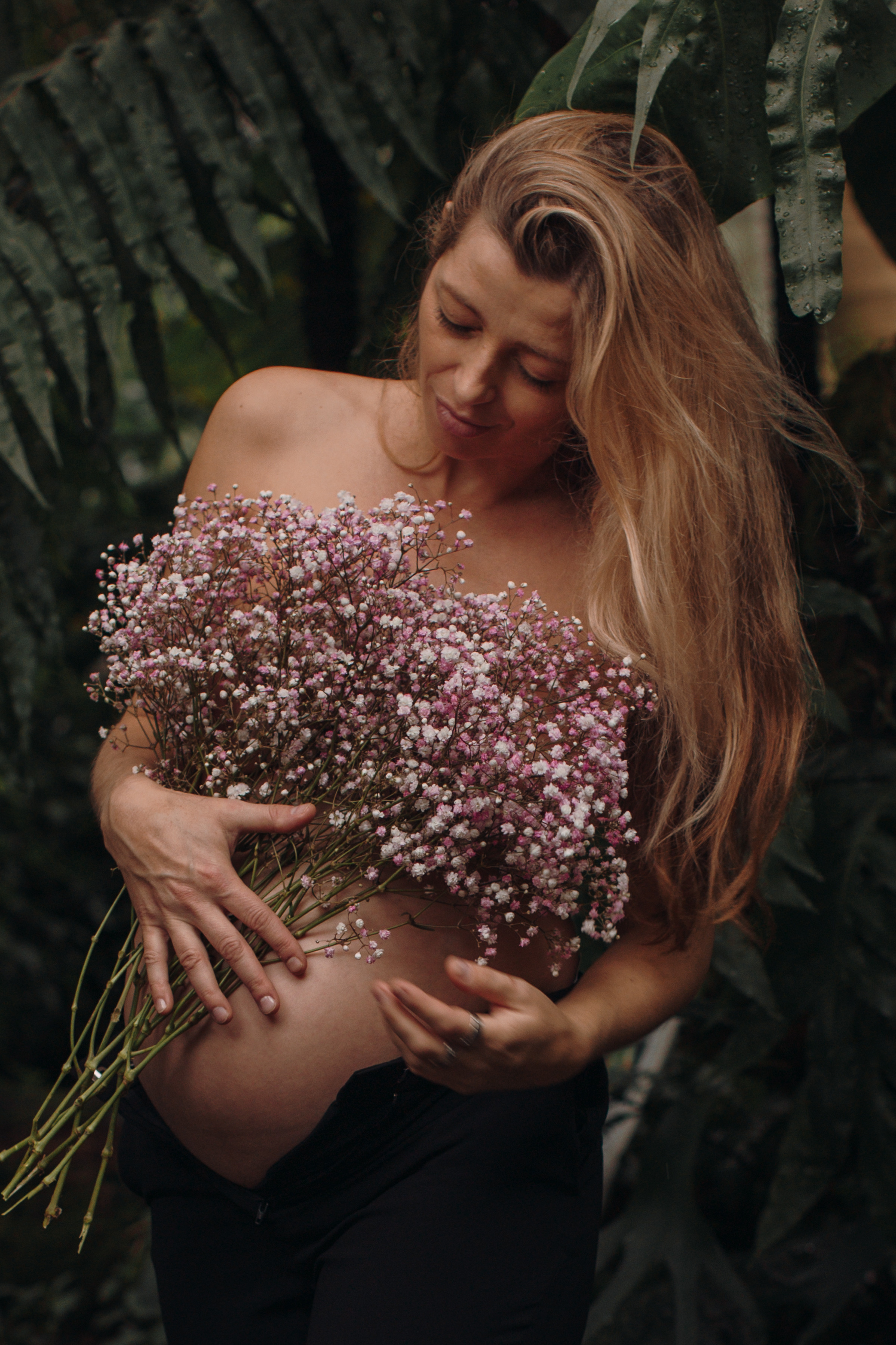 Albina im Garten. Familien- und Hochzeitsfotografin in Frankfurt am Main Alina Braun