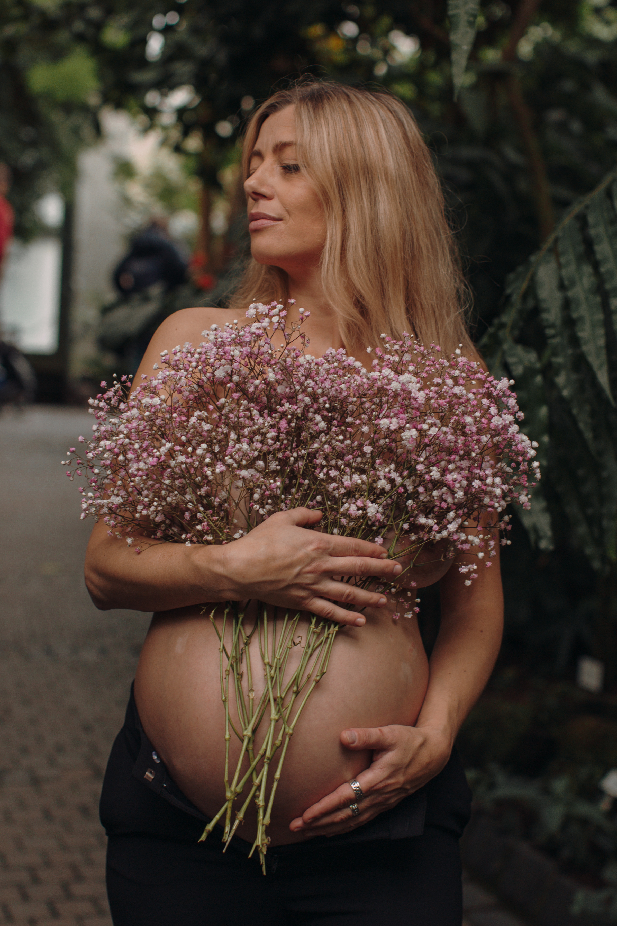 Albina im Garten. Familien- und Hochzeitsfotografin in Frankfurt am Main Alina Braun