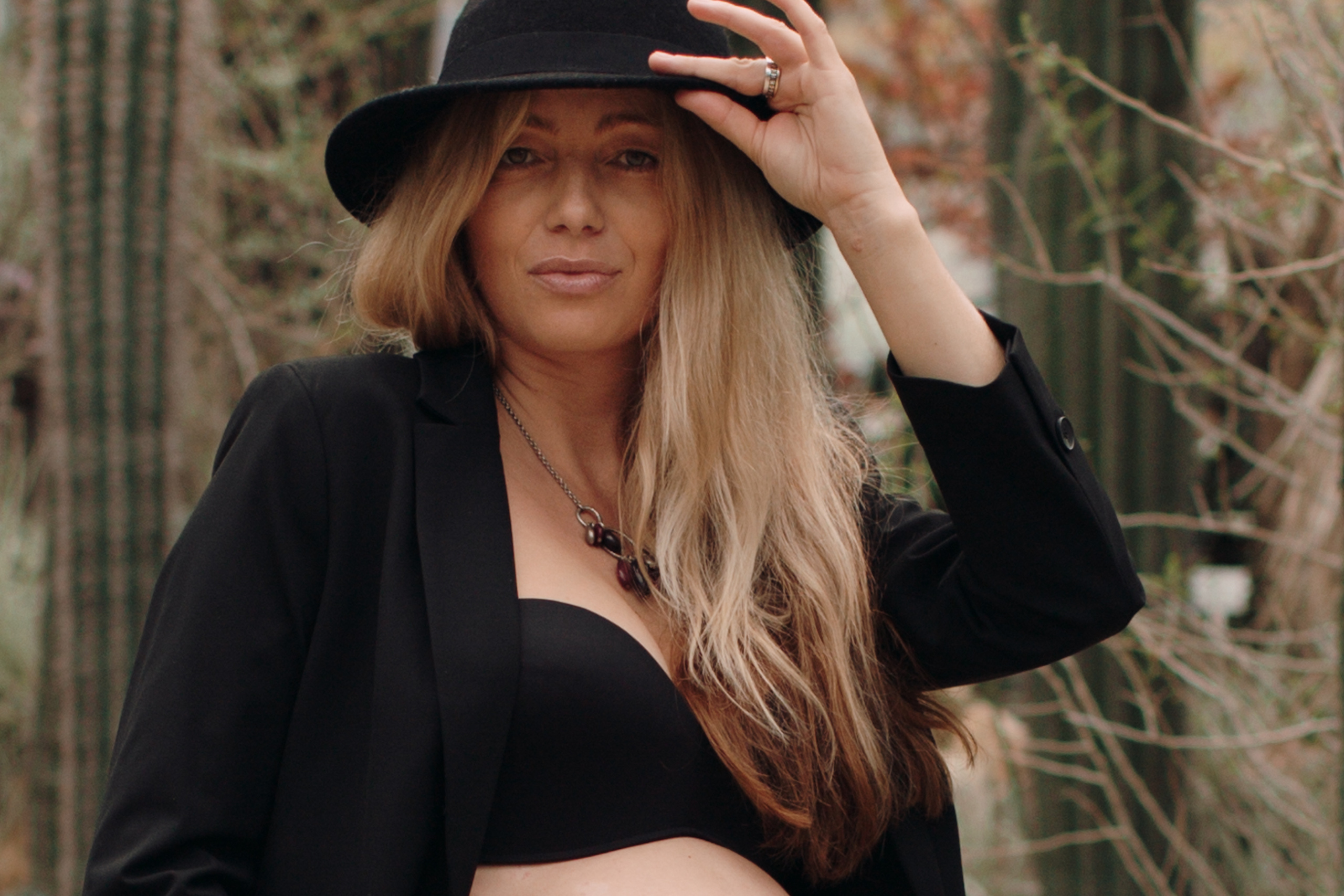 Albina im Garten. Familien- und Hochzeitsfotografin in Frankfurt am Main Alina Braun