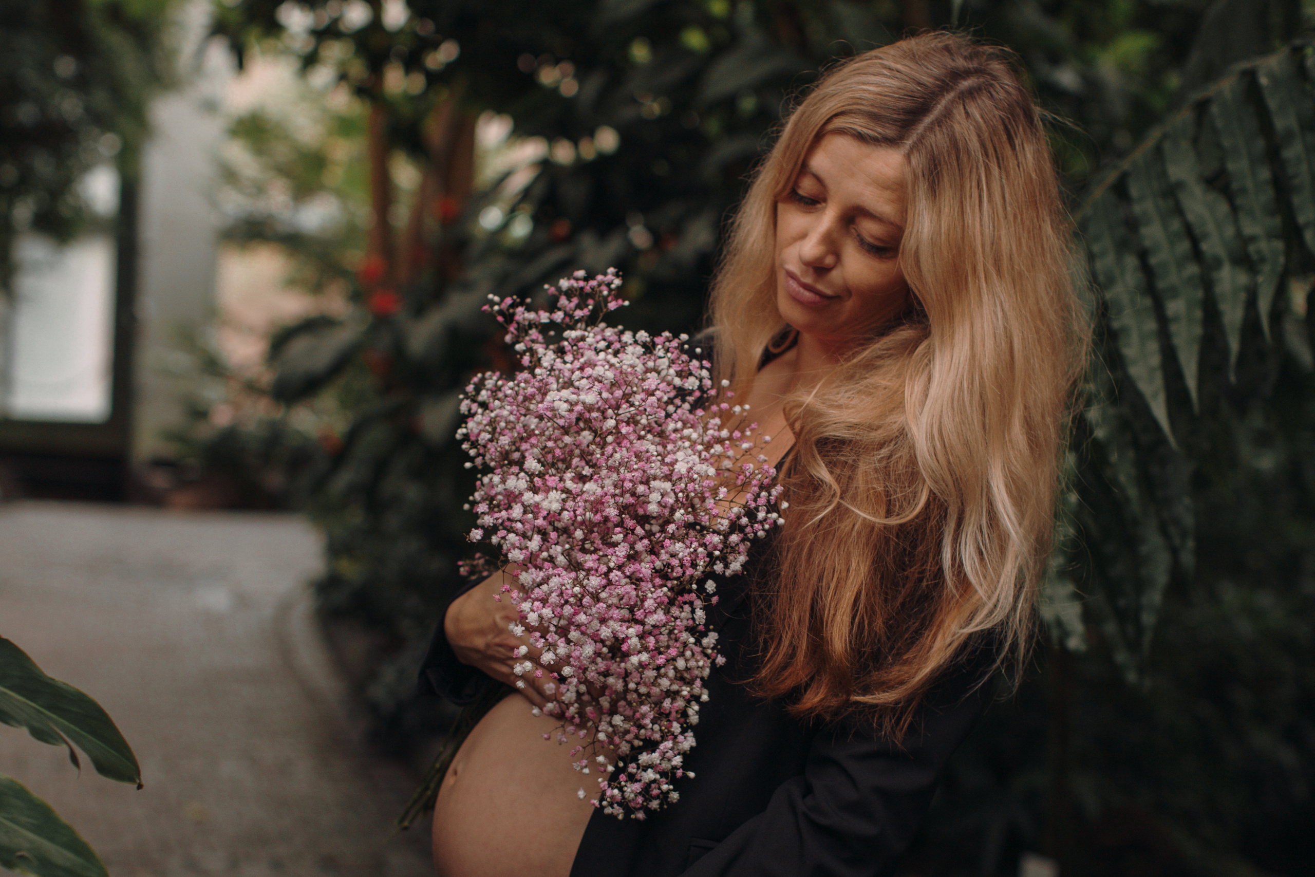 Albina im Garten. Familien- und Hochzeitsfotografin in Frankfurt am Main Alina Braun