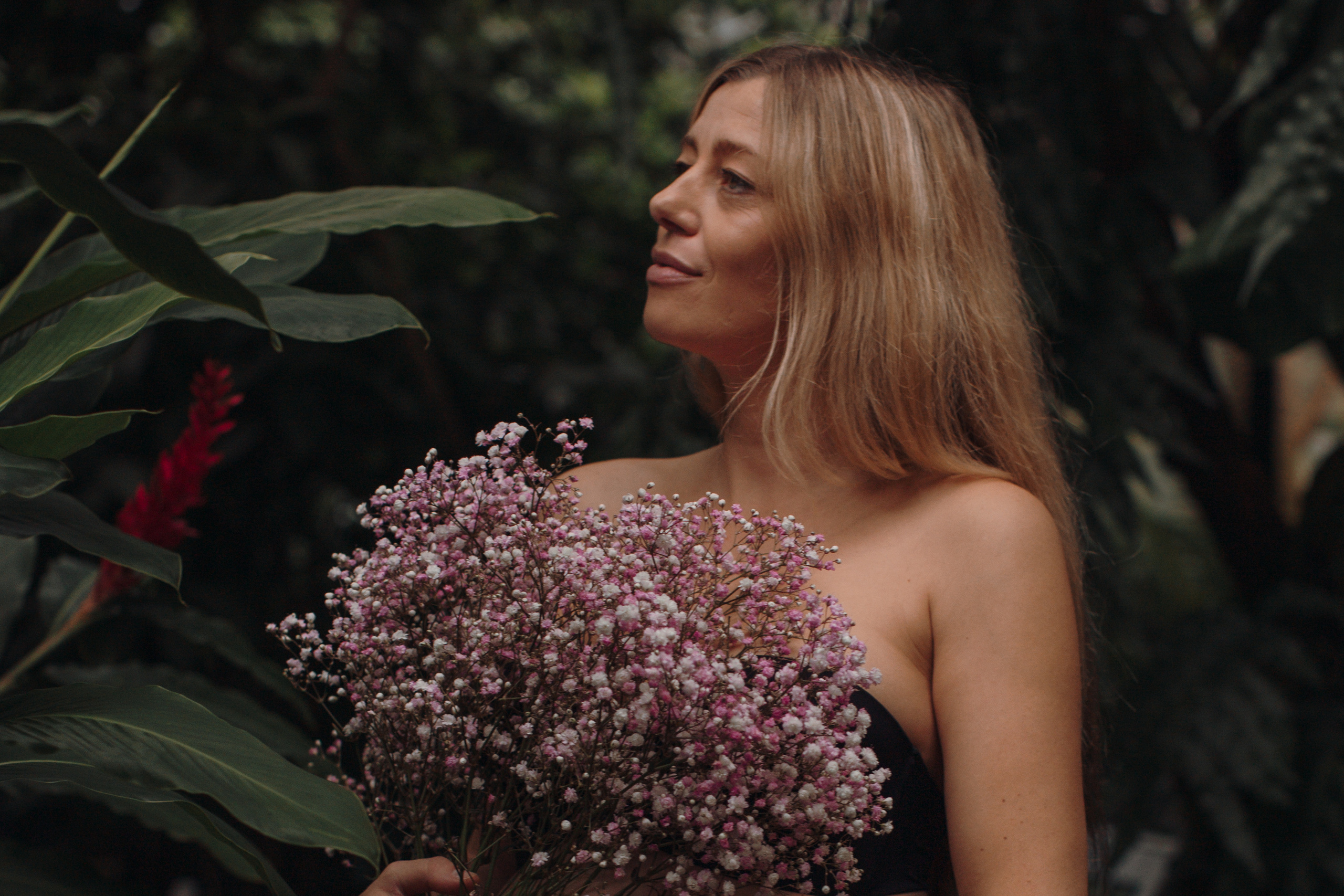 Albina im Garten. Familien- und Hochzeitsfotografin in Frankfurt am Main Alina Braun