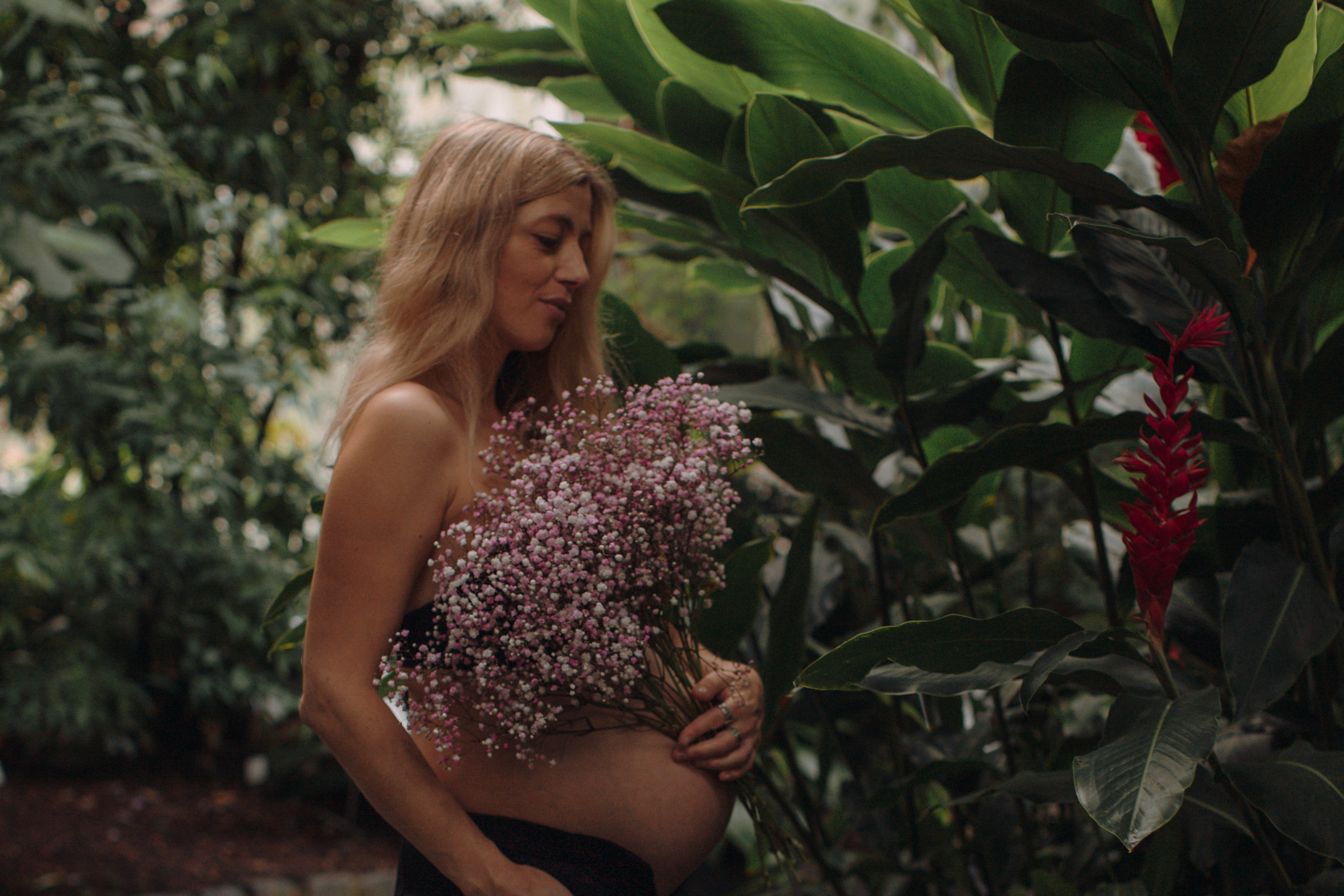 Albina im Garten. Familien- und Hochzeitsfotografin in Frankfurt am Main Alina Braun