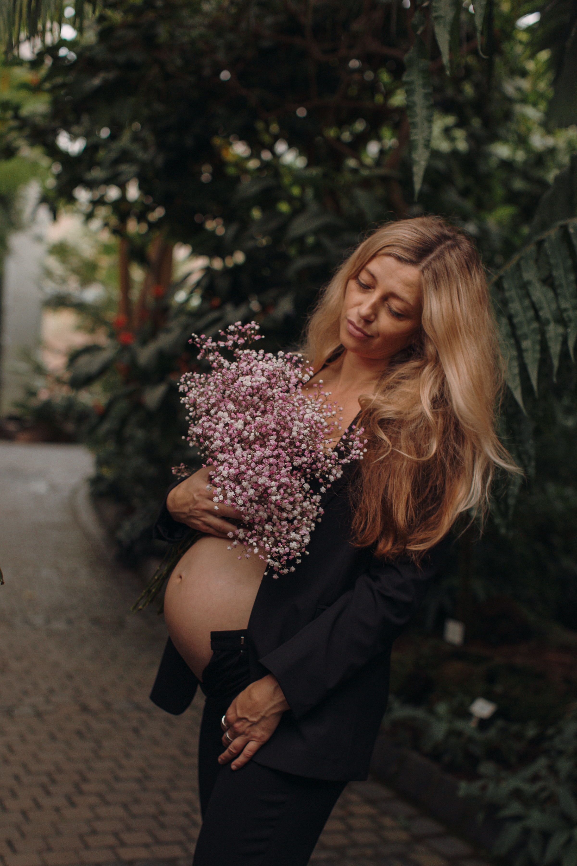 Albina im Garten. Familien- und Hochzeitsfotografin in Frankfurt am Main Alina Braun