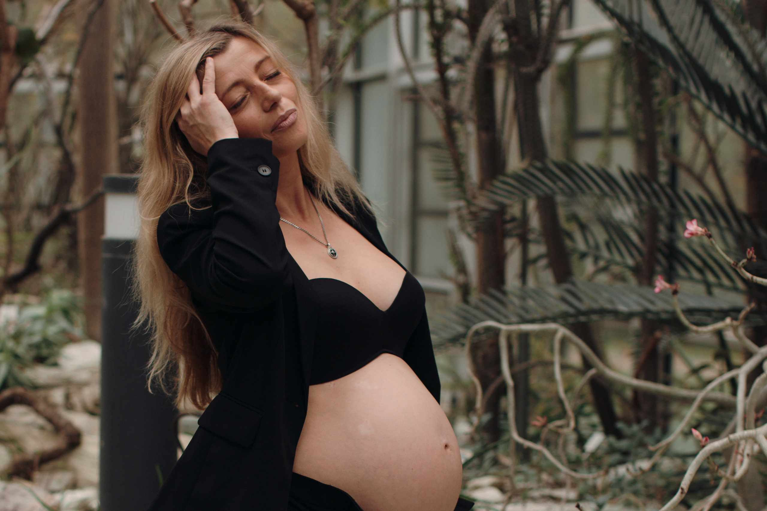 Albina im Garten. Familien- und Hochzeitsfotografin in Frankfurt am Main Alina Braun