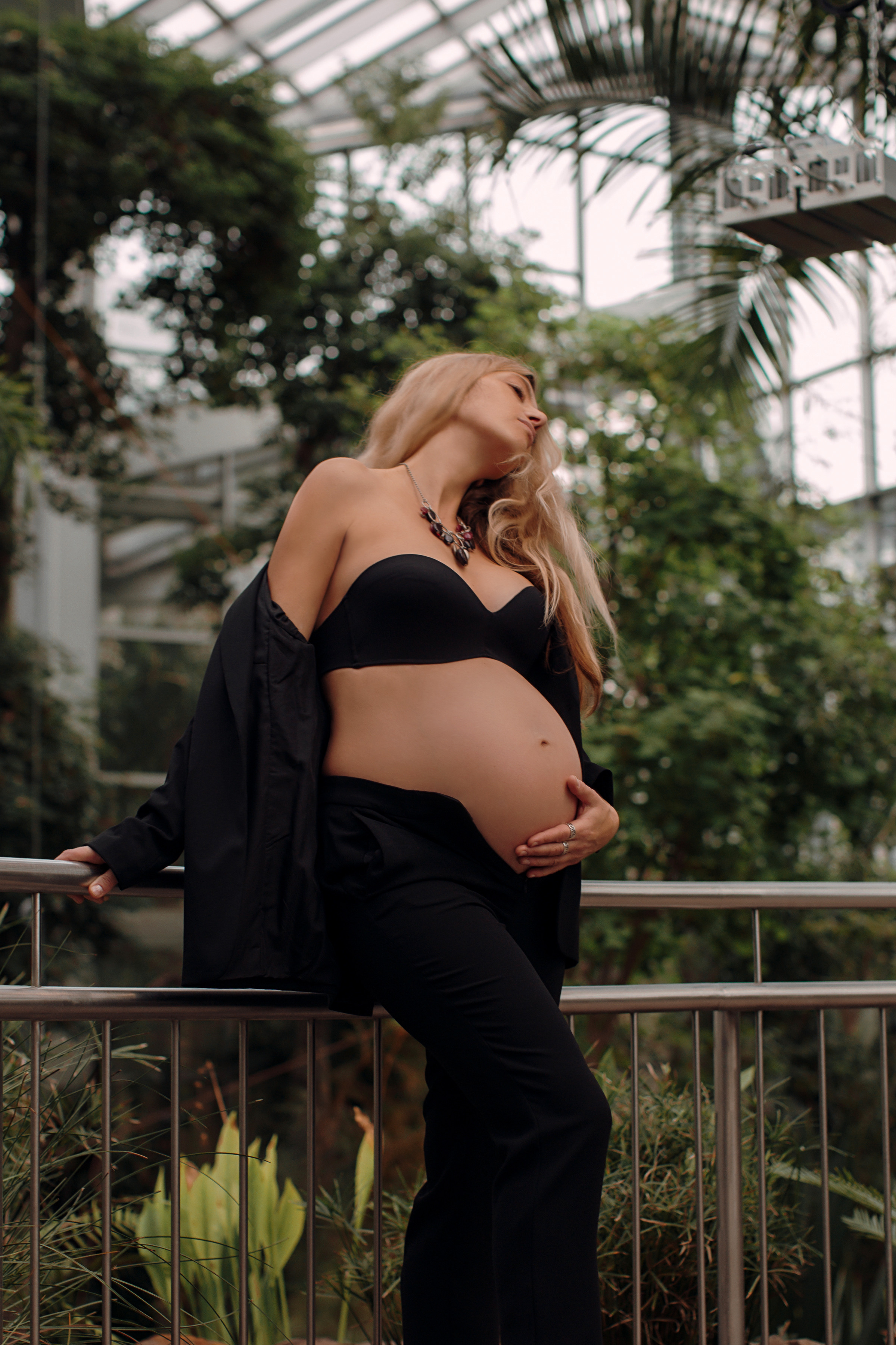 Albina im Garten. Familien- und Hochzeitsfotografin in Frankfurt am Main Alina Braun