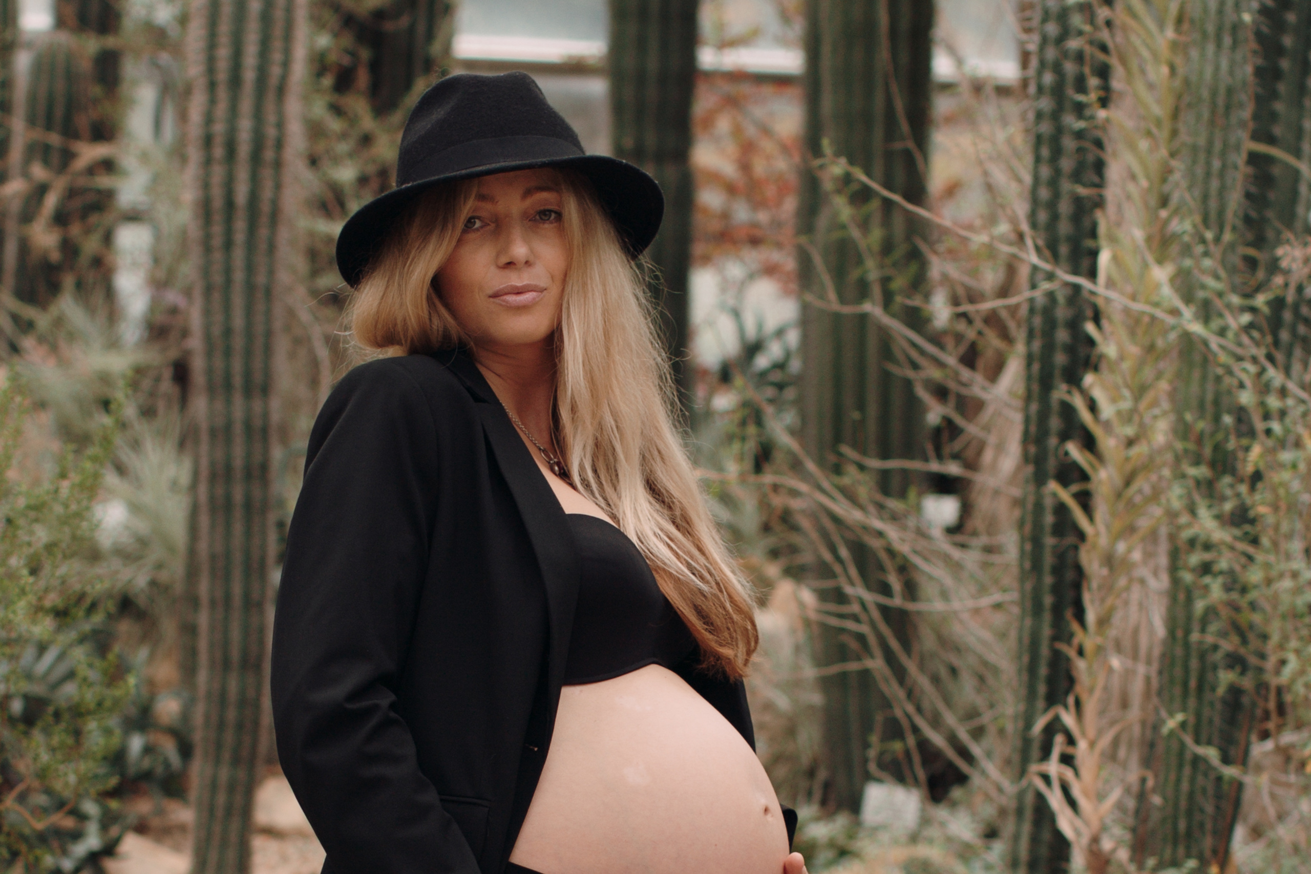 Albina im Garten. Familien- und Hochzeitsfotografin in Frankfurt am Main Alina Braun