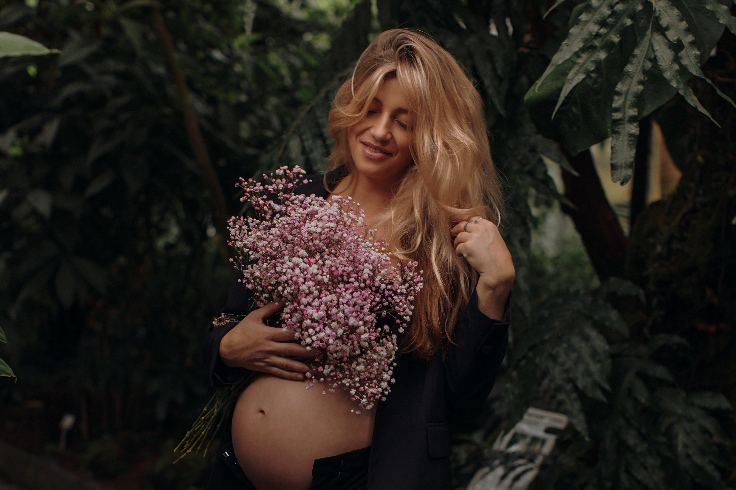 Albina im Garten. Familien- und Hochzeitsfotografin in Frankfurt am Main Alina Braun