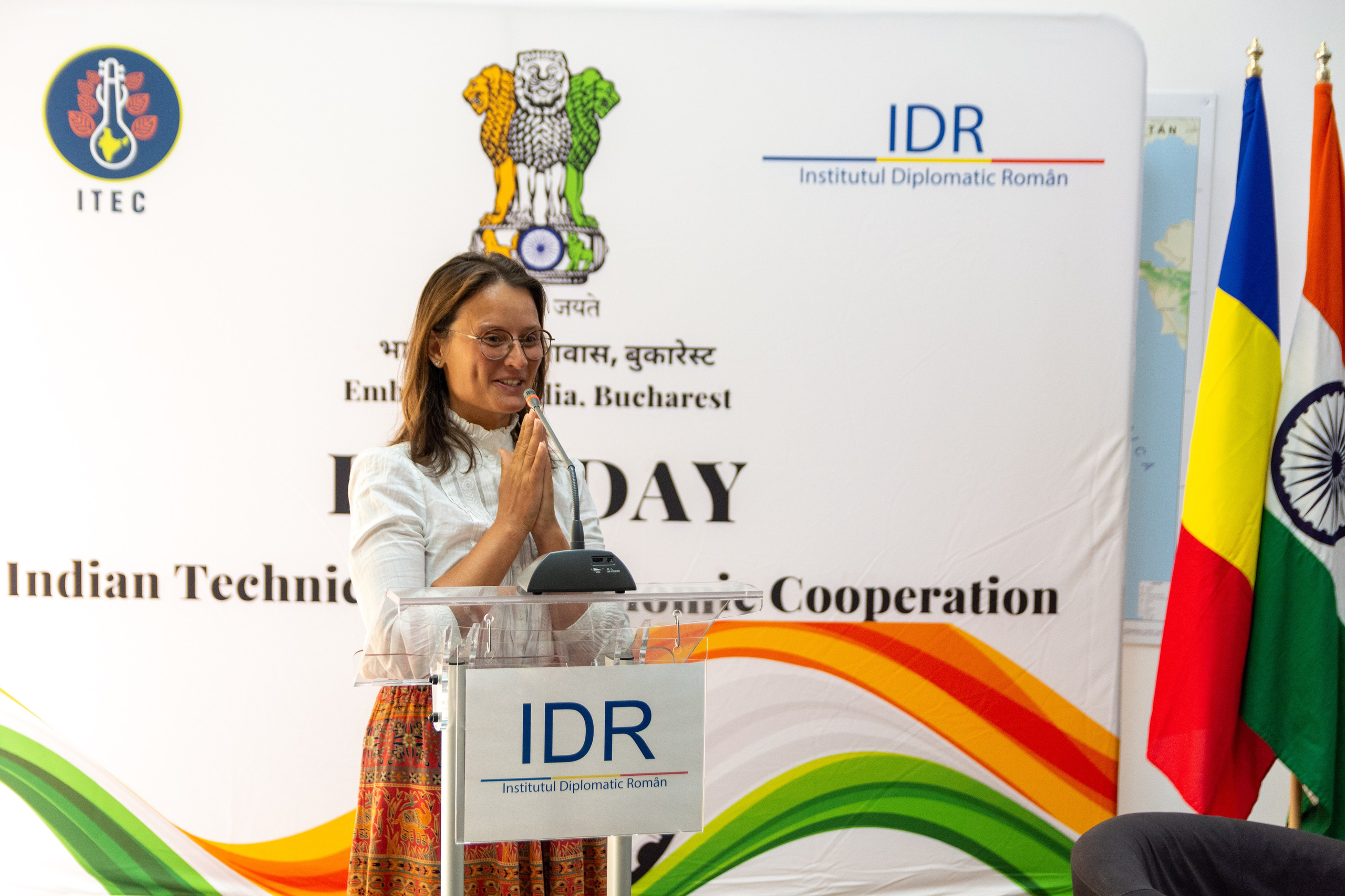 Corporate photographer, business photo session, corporate photographer price, Professional Services for Business Events, Business portraits, photos for events organized by companies, product photography, Bucharest business photos, Bucharest professional photos, Professional portrait photos, embassy events, product launch , fashion photography, fashion photography, workshops