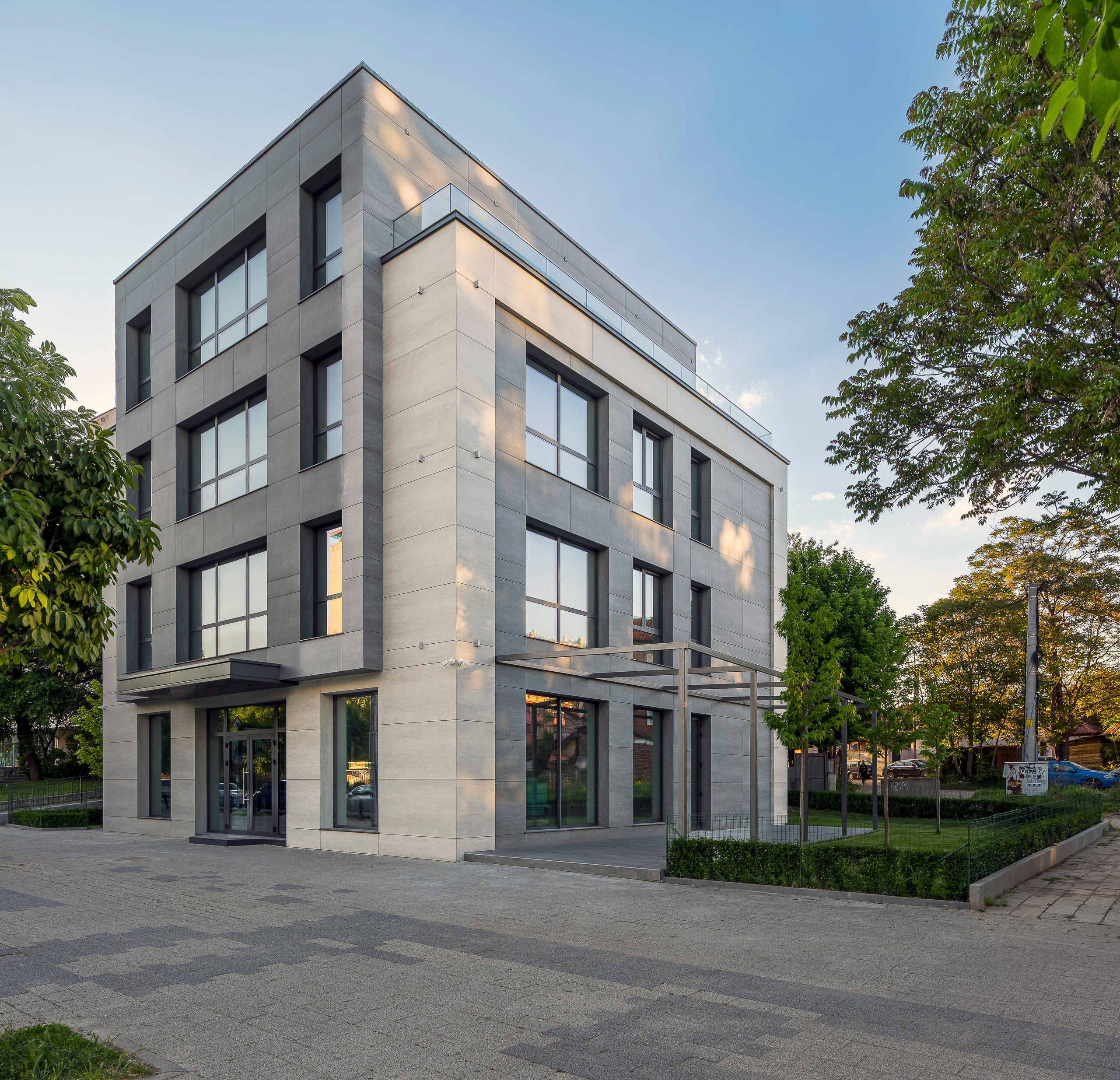 Екстериор на бизнес сграда. Професионален фотограф в Пловдив и областта