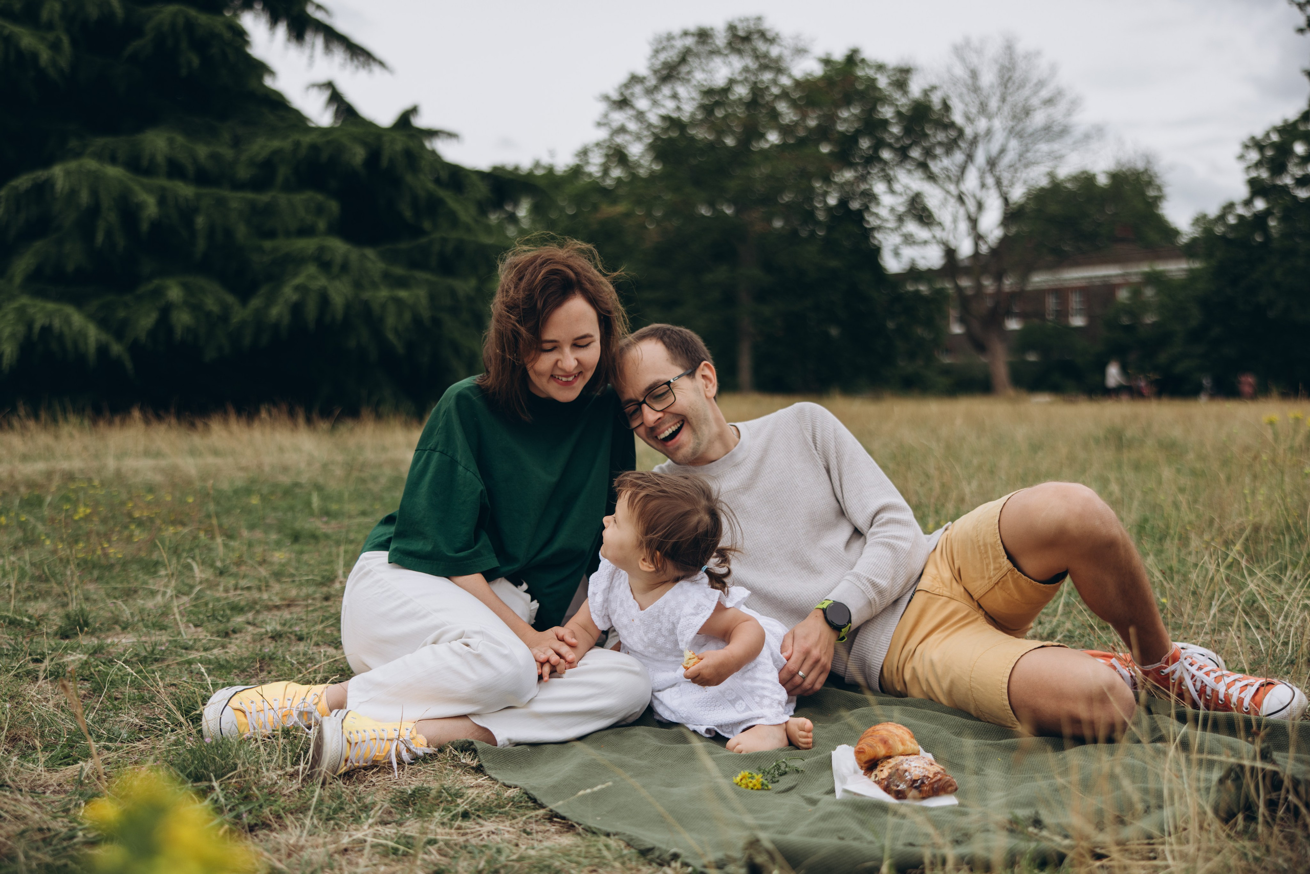 Milena with parents (Greenwich Park). Anastasia Klink, Photographer in London