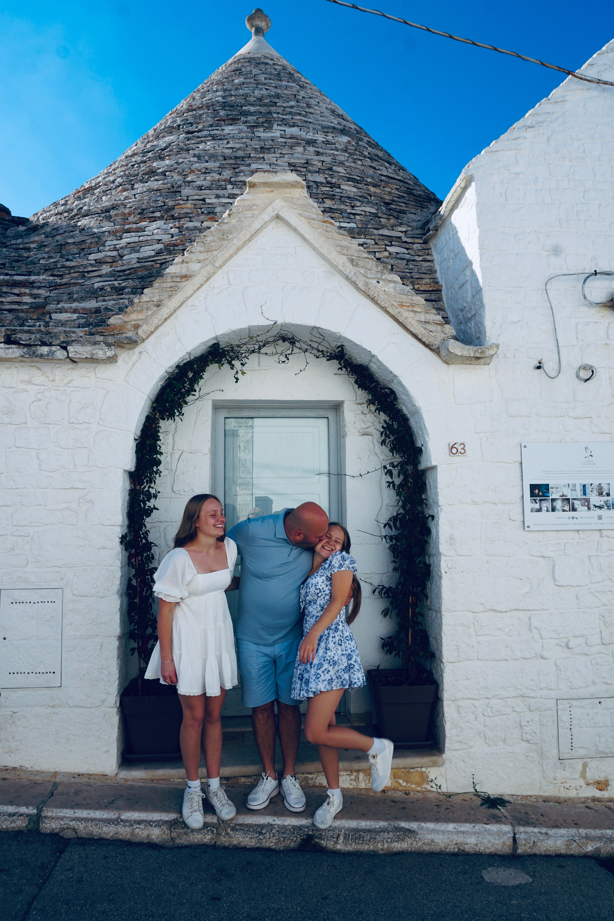 Passeggiata ad Alberobello con turisti americani felici. Videografa e Fotografa in Italia Sokhova Albina