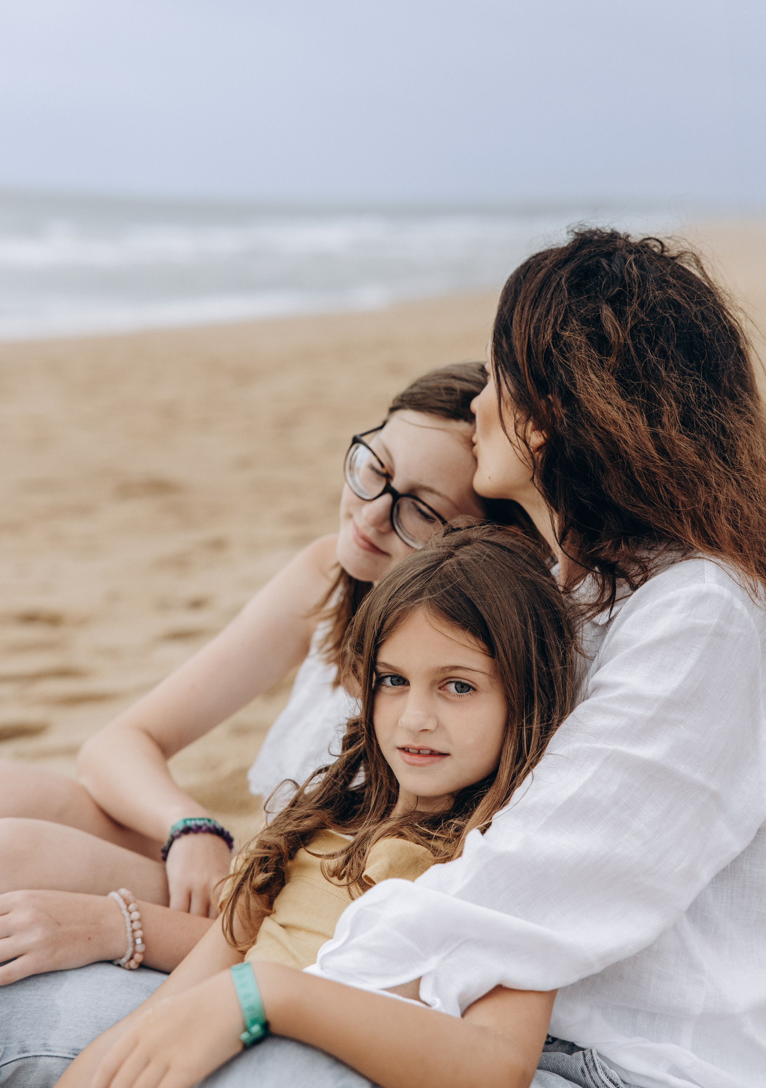 Family photoshoot by the ocean. Labenne Ocean Beach 2024. Eugenie Smirnova — wedding, corporate and lifestyle photographer in Toulouse and Southwest France