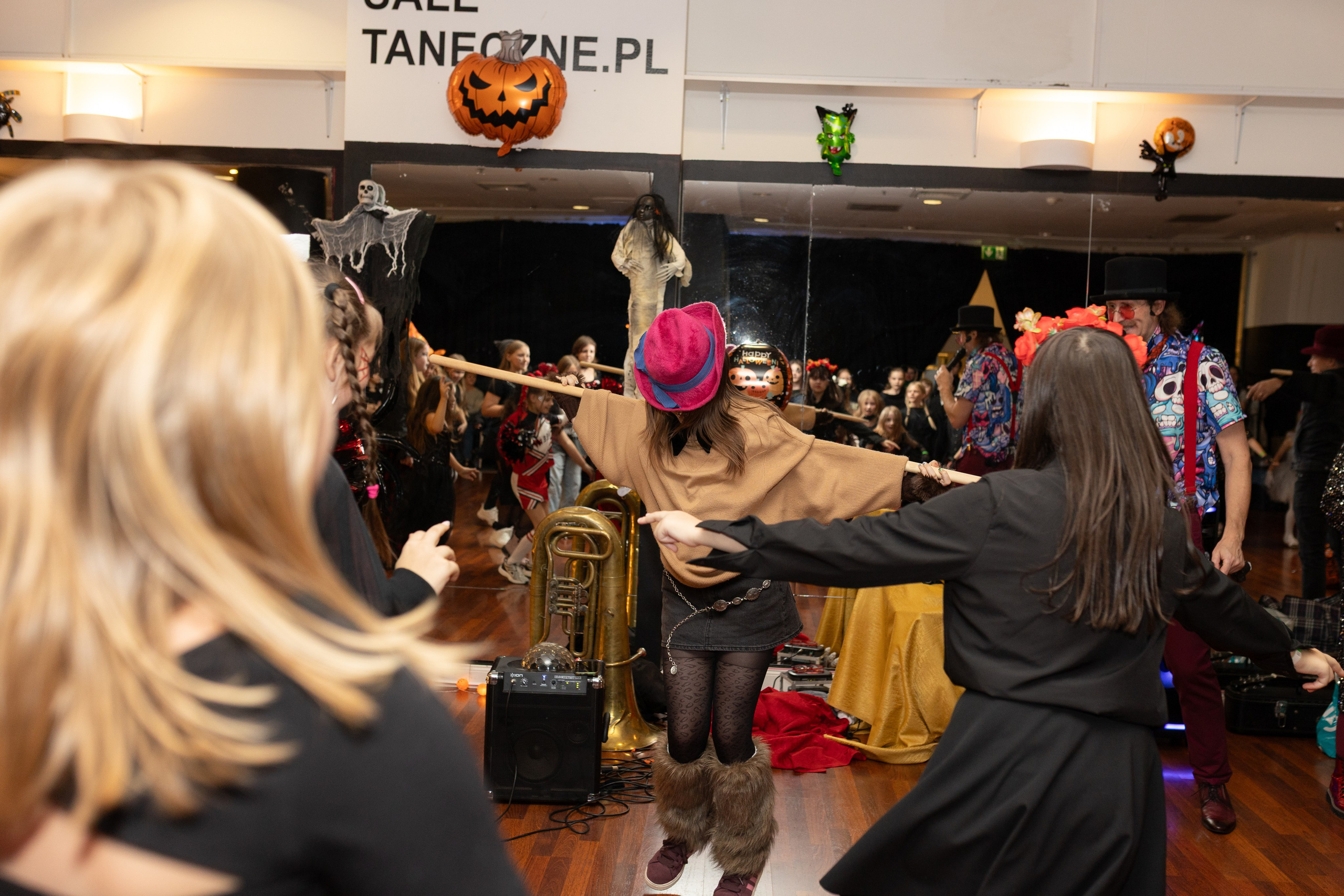 Leo dance studio Helloween 2025. Семейный и детский фотограф в Варшаве Мила Бобровская