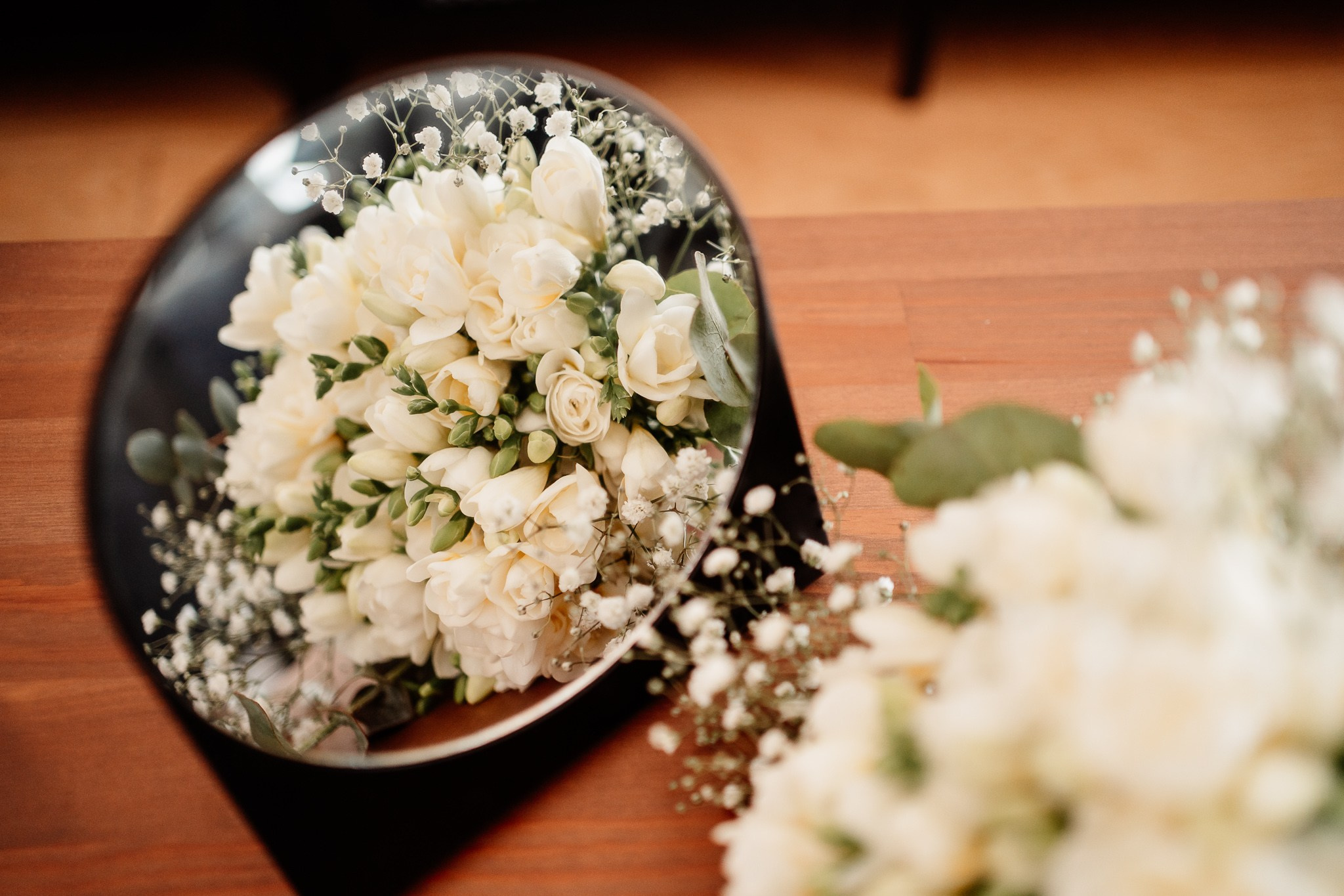 Moment emoționant între miri în ziua nunții, surprins într-un cadru natural și romantic, la Grădina Lahovari. Fotografie de nuntă profesională, editată artistic pentru a evidenția emoția și eleganța evenimentului.
