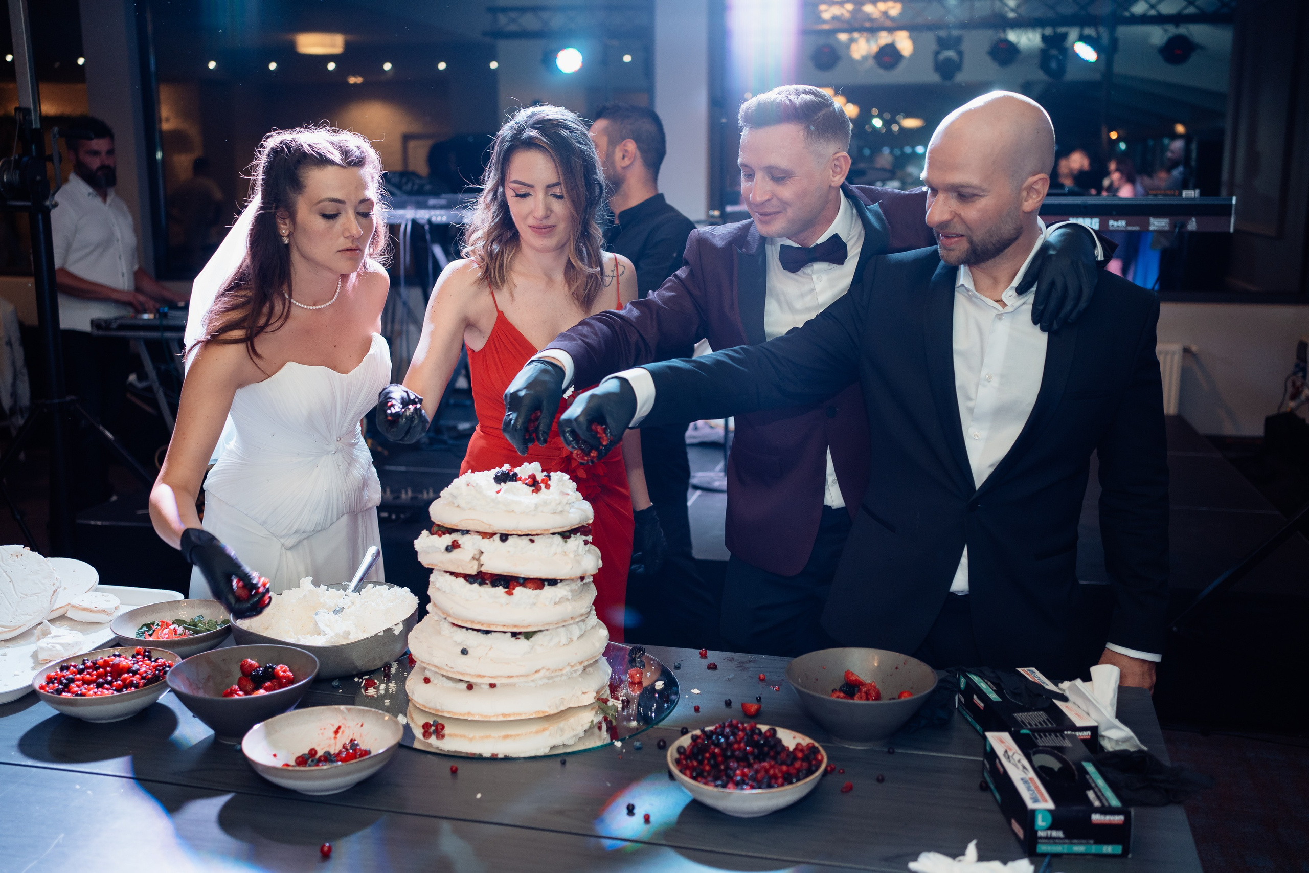 Moment emoționant între miri în ziua nunții, surprins într-un cadru natural și romantic, la Bokka Buftea. Fotografie de nuntă profesională, editată artistic pentru a evidenția emoția și eleganța evenimentului.