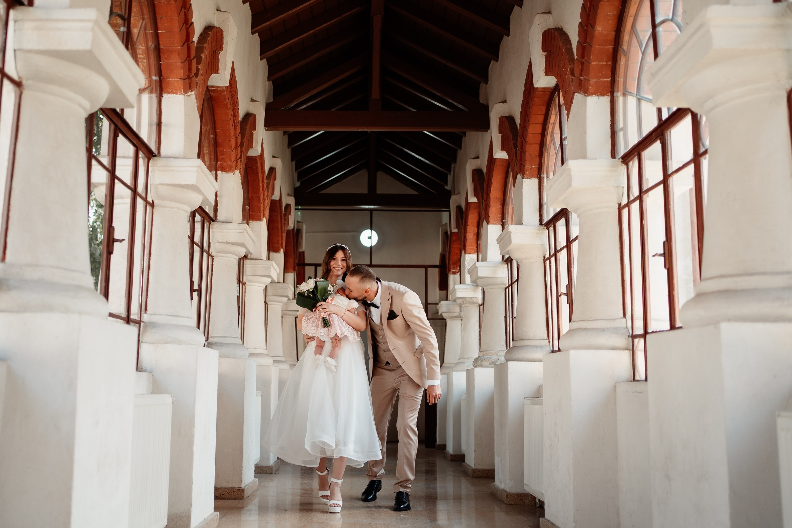 Miri fericiți în fața oficiului stării civile din Bucuresti, Sector 1, celebrând începutul unei noi vieți împreună. Fotografie de cununie civilă, capturând naturalețea și bucuria momentului special.