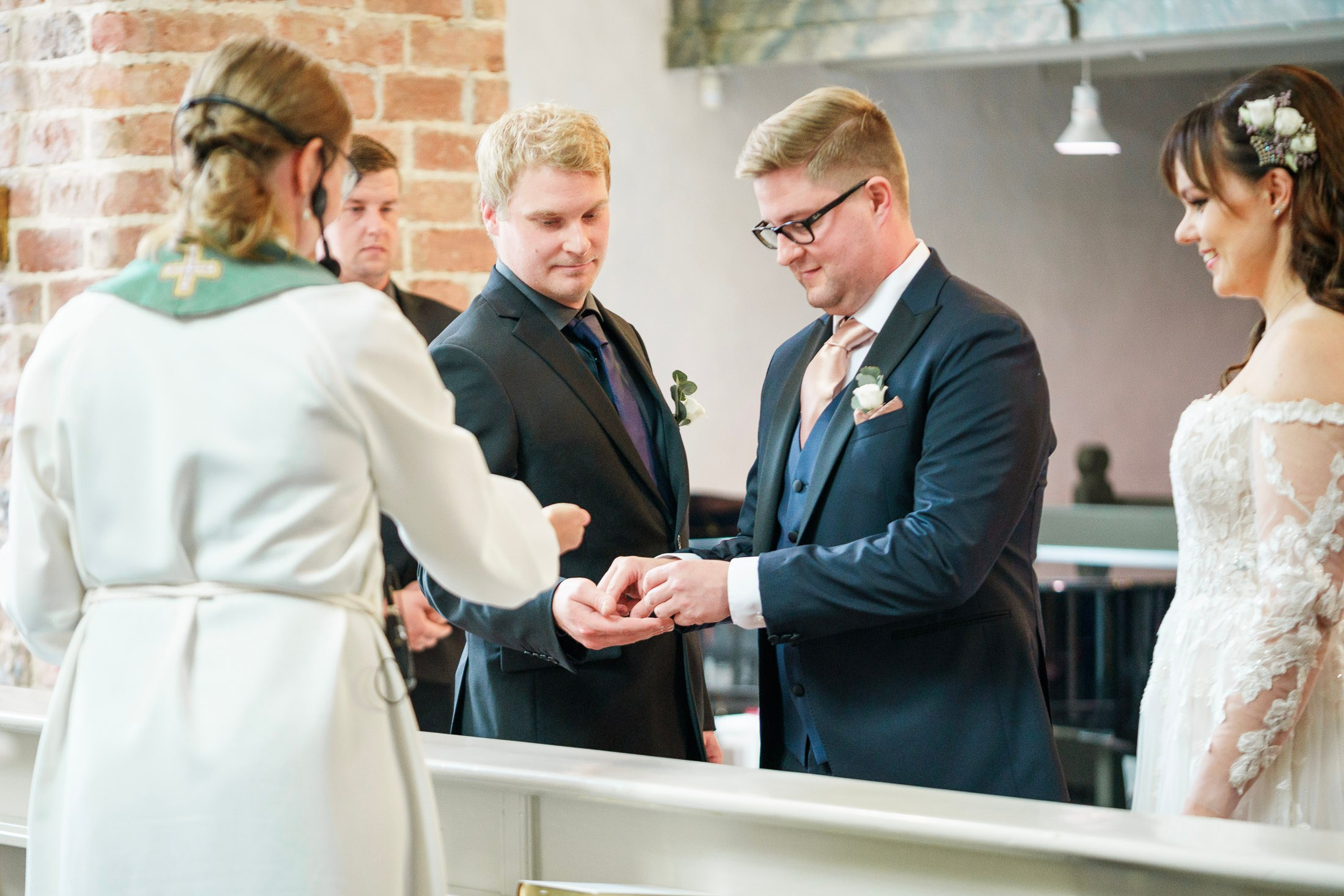 S&J, hääkuvaus Porvoon Tuomiokirkko ja Levinin kellari