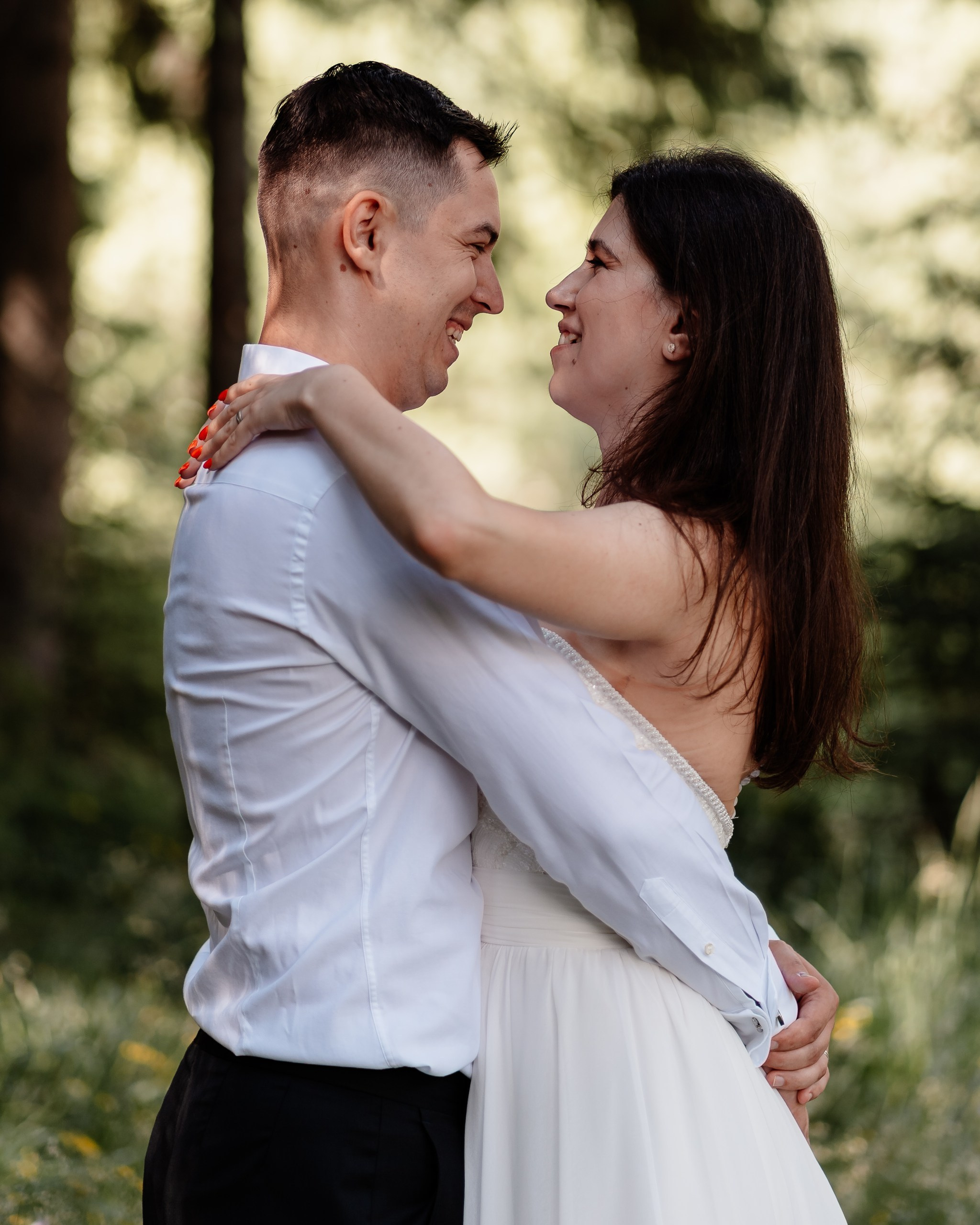 Moment emoționant între miri în ziua nunții, surprins într-un cadru natural și romantic, la Lacul Bolboci. Fotografie de nuntă profesională, editată artistic pentru a evidenția emoția și eleganța evenimentului.