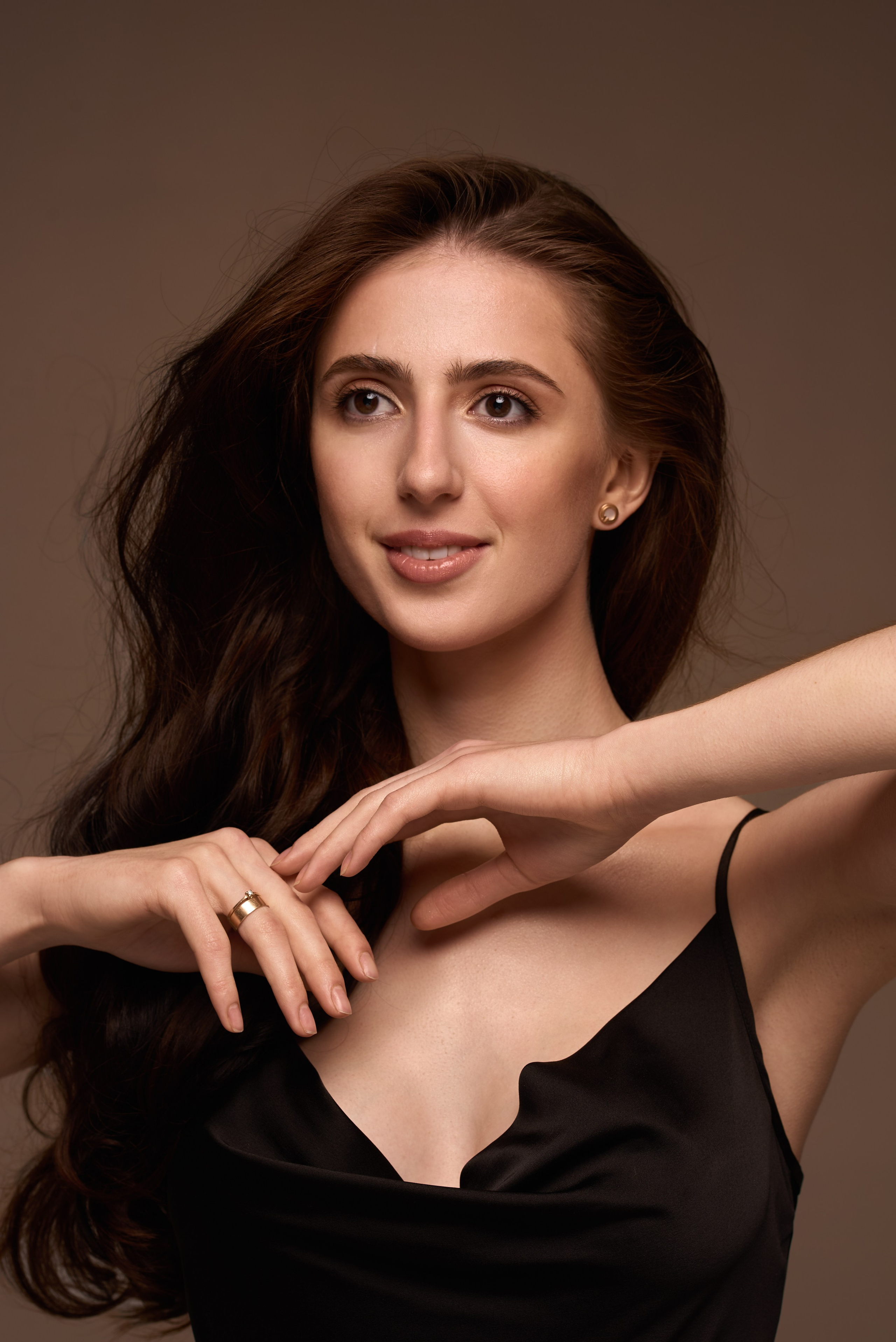 Profesjonalna fotografia kobieca – subtelny portret z kwiatem, elegancja i autentyczność.