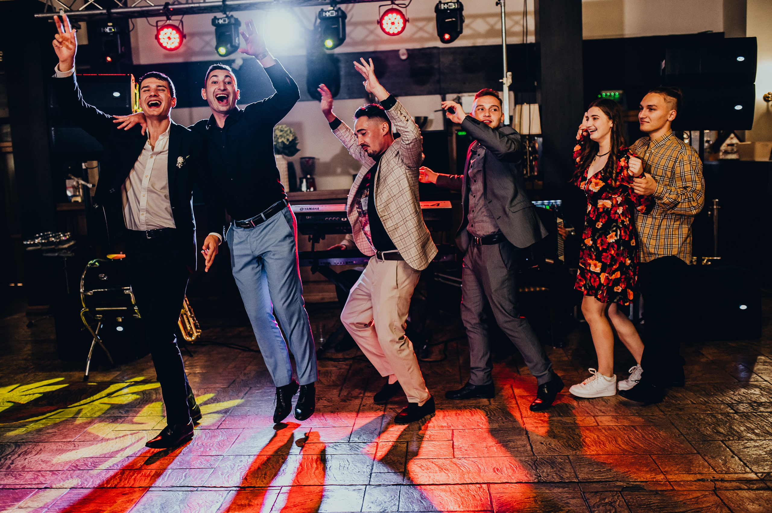 Fotograf profesionist de nuntă. Cu o abordare creativă și tehnici unice, spunem povestea voastră prin imagini pline de iubire și naturalețe. Descoperă arta fotografiei de nuntă . Fotograf Iasi, fotograf de nunta Suceava. Fotografii de nuntă. Pachet fotografii de nuntă. Fotograf Iasi, fotograf Suceava, fotograf Botosani, fotograf Romania. Servicii foto nuntă. Servicii foto-video.