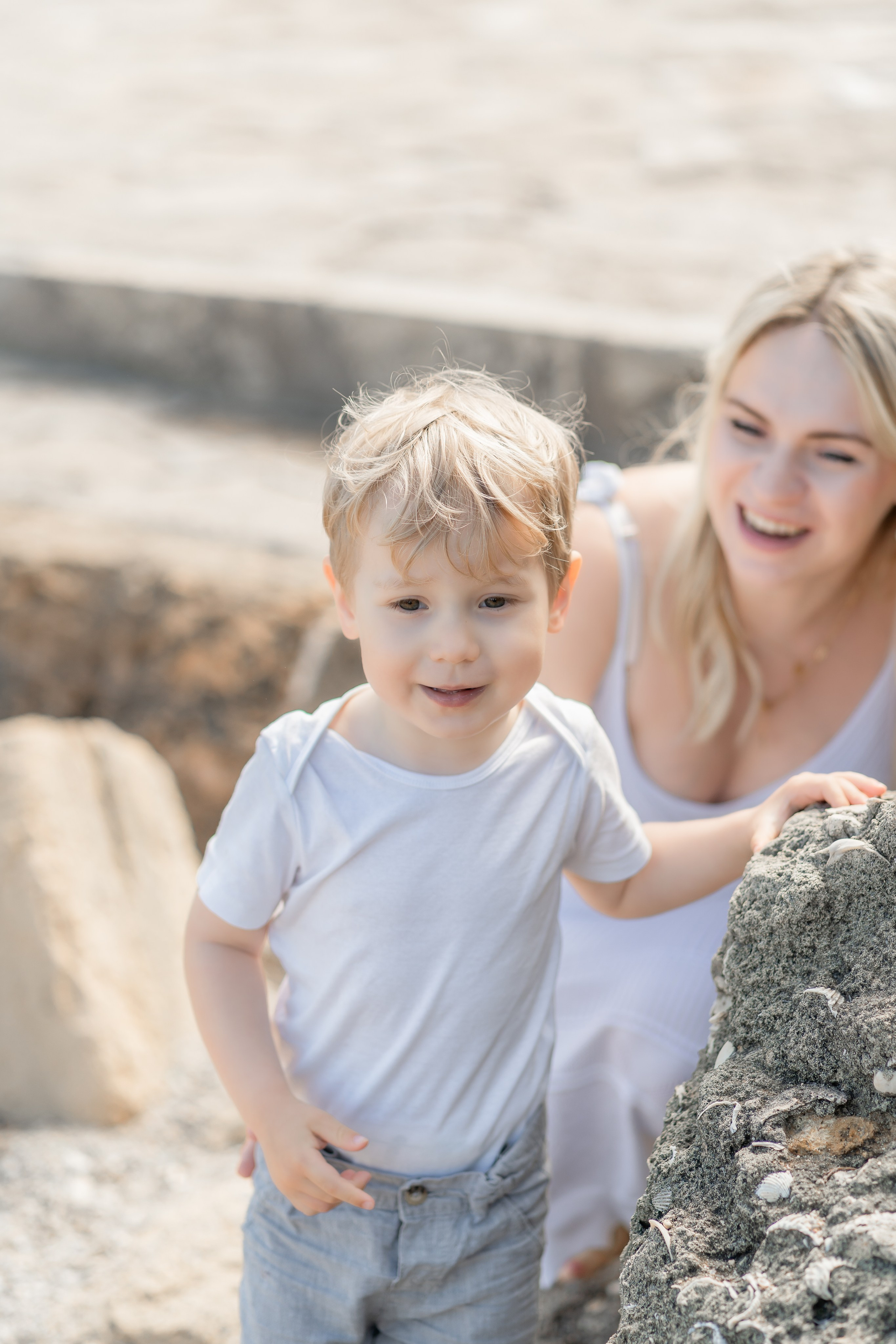 Babybauch-Shooting am Meer auf Mallorca mit Familie. Deine Fotografin auf Mallorca für Familien und Business