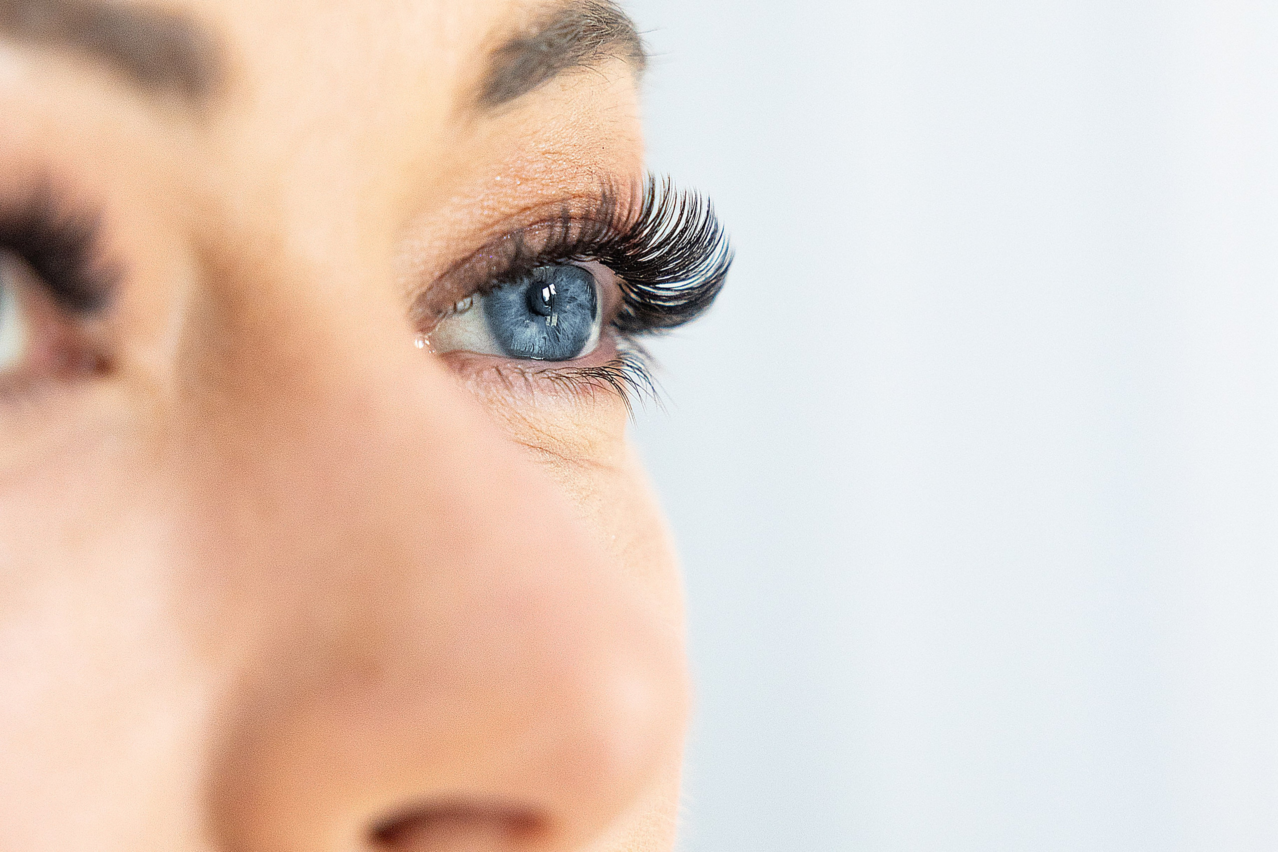 How a beauty specialist photo session is organised step by step. Eugenie Smirnova — wedding, corporate and lifestyle photographer in Toulouse and Southwest France
