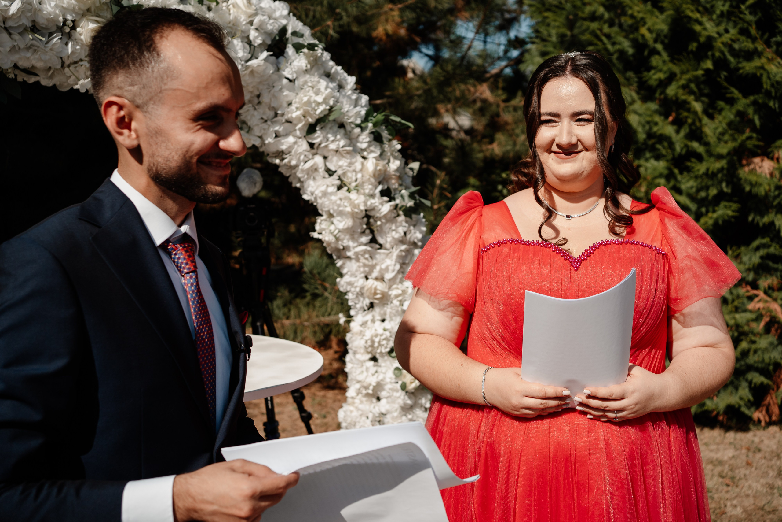 Miri fericiți în fața oficiului stării civile din Ploiesti, celebrând începutul unei noi vieți împreună. Fotografie de cununie civilă, capturând naturalețea și bucuria momentului special.