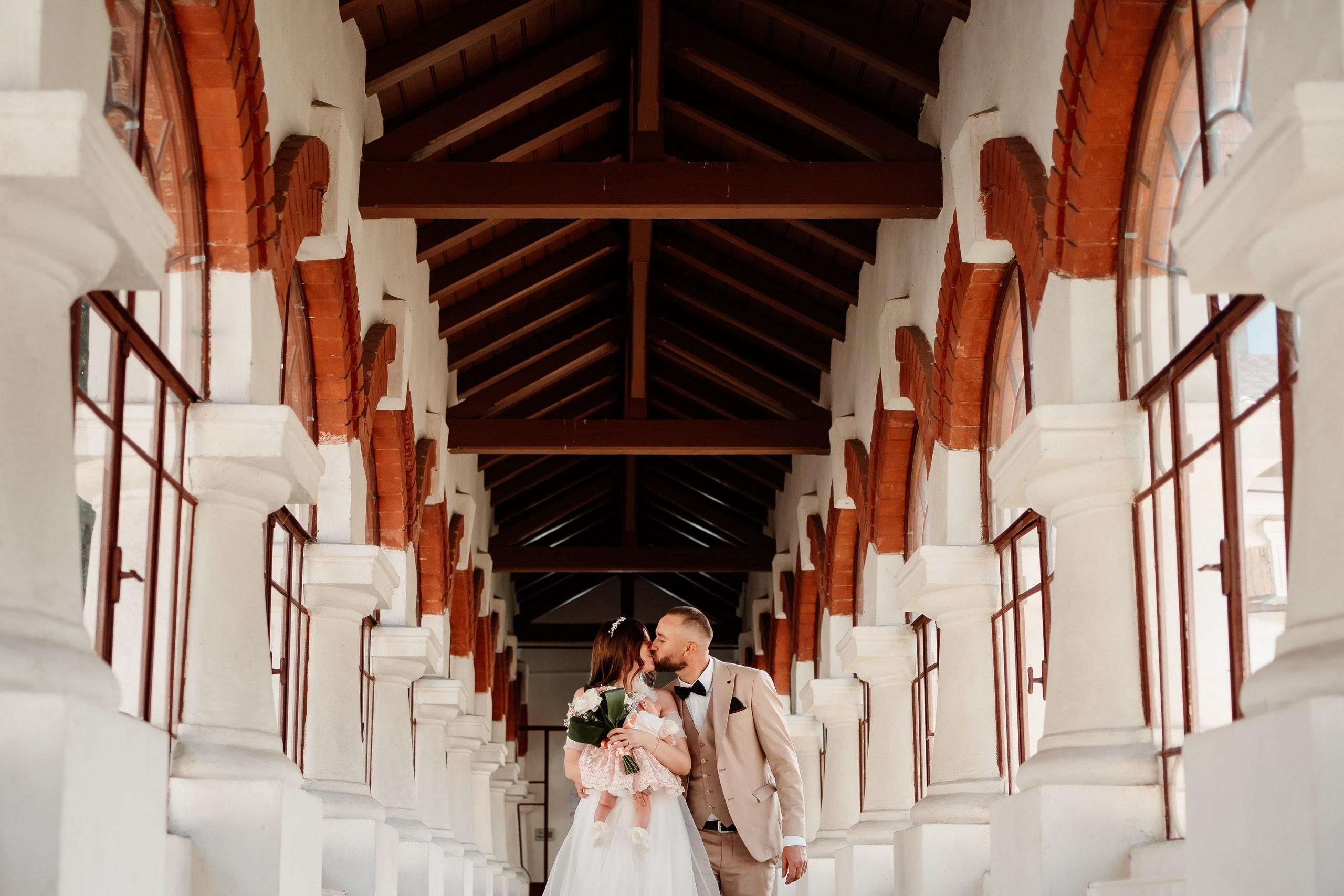 Miri fericiți în fața oficiului stării civile din Bucuresti, Sector 1, celebrând începutul unei noi vieți împreună. Fotografie de cununie civilă, capturând naturalețea și bucuria momentului special.