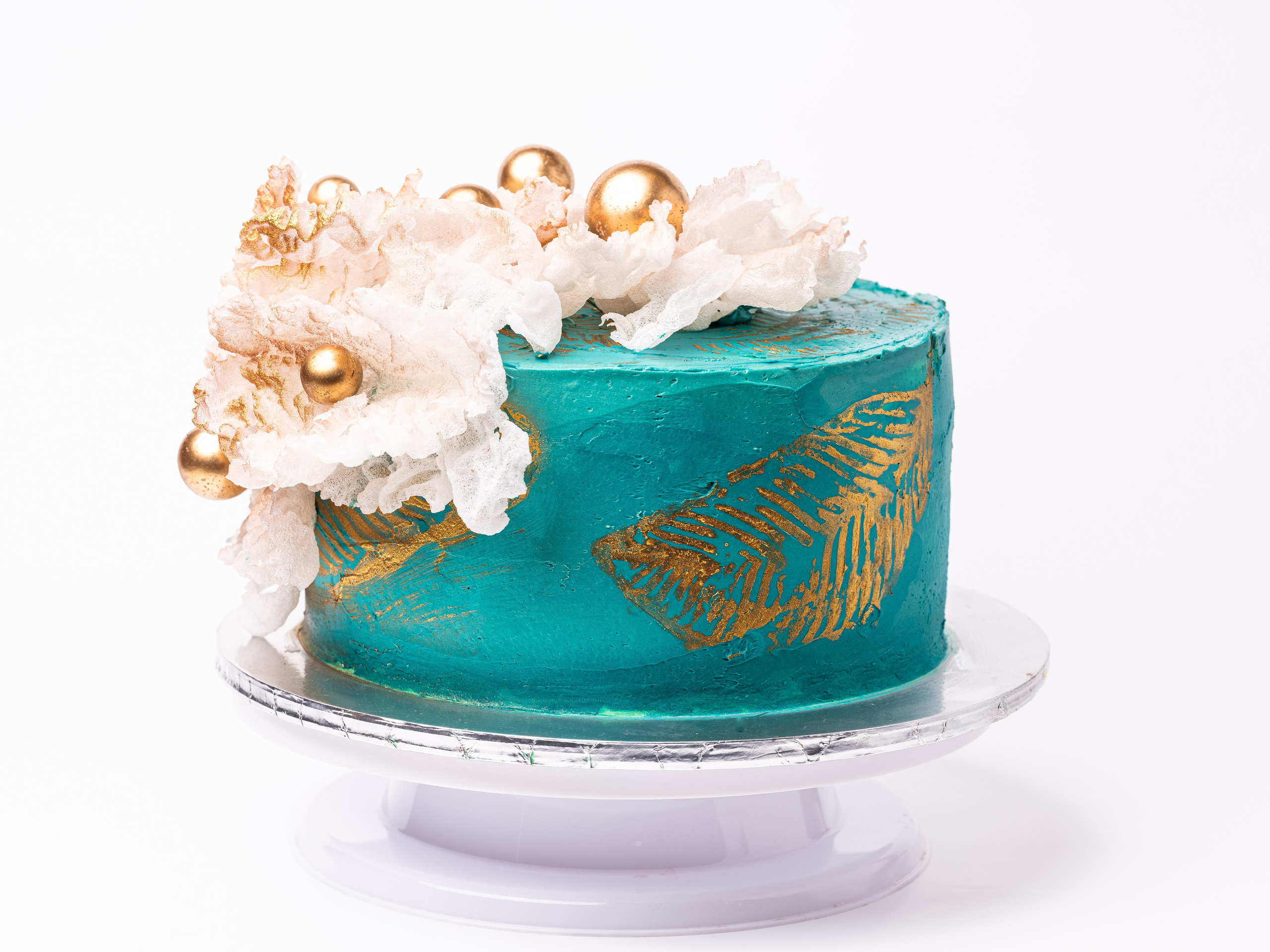 Tort cu decor floral pe suport vintage – fotografie stilizată pentru branding cofetării sau meniuri elegante