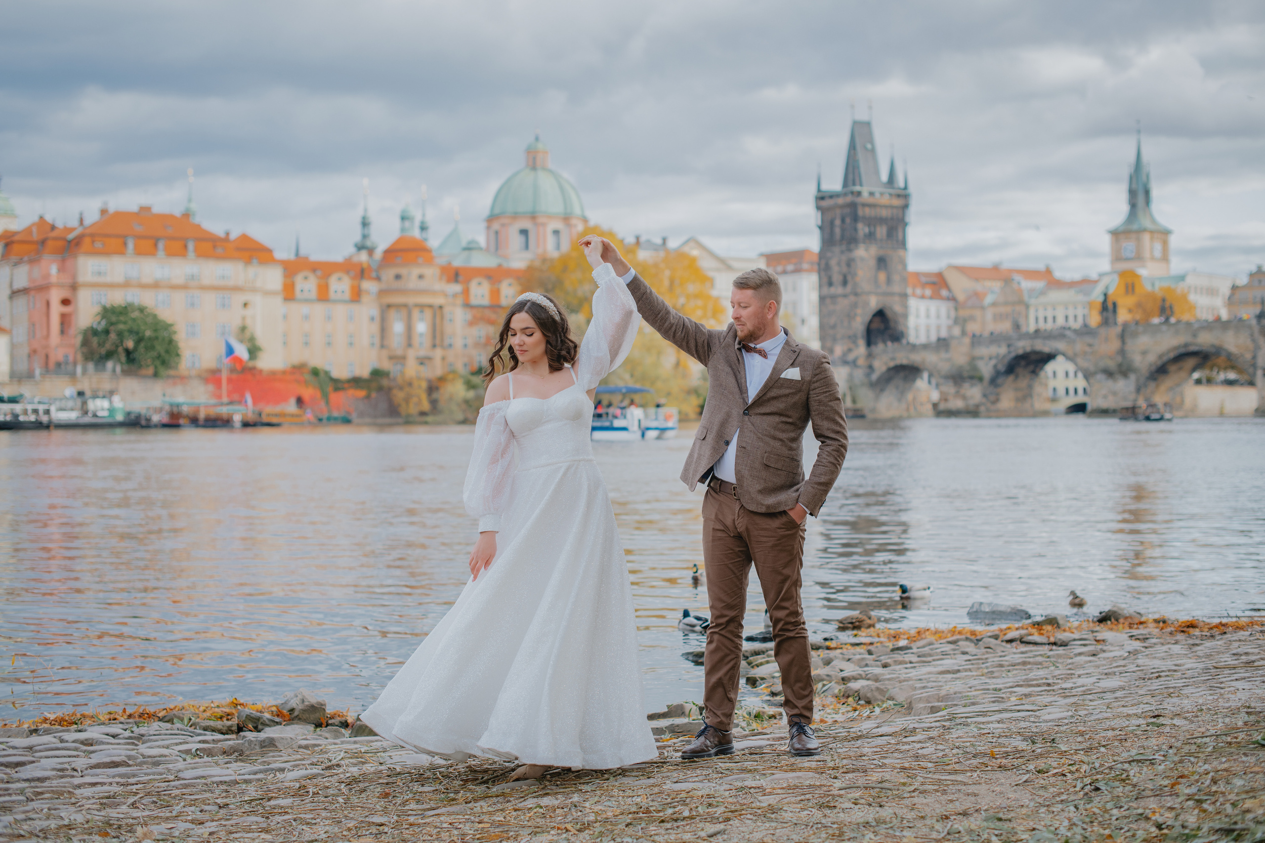 Свадебная фотосессия с видом на Карлов мост и в Валдштейнском саду. Профессиональный фотограф в Праге Анастасия Харитонова
