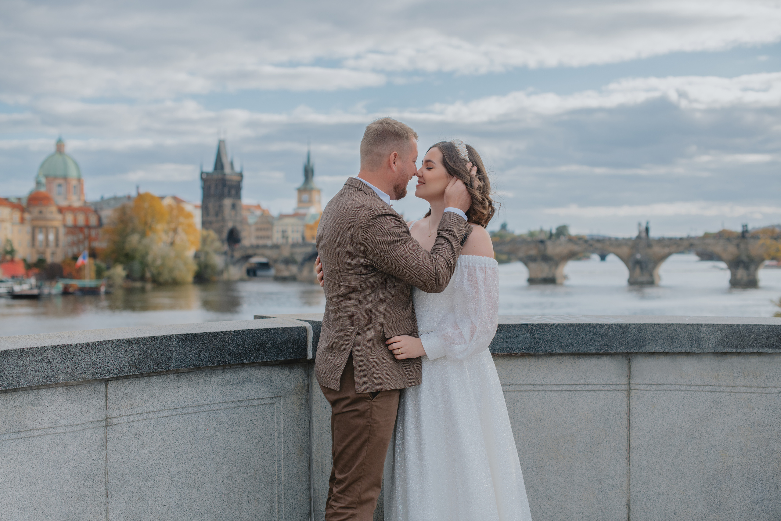 Свадебная фотосессия с видом на Карлов мост и в Валдштейнском саду. Профессиональный фотограф в Праге Анастасия Харитонова