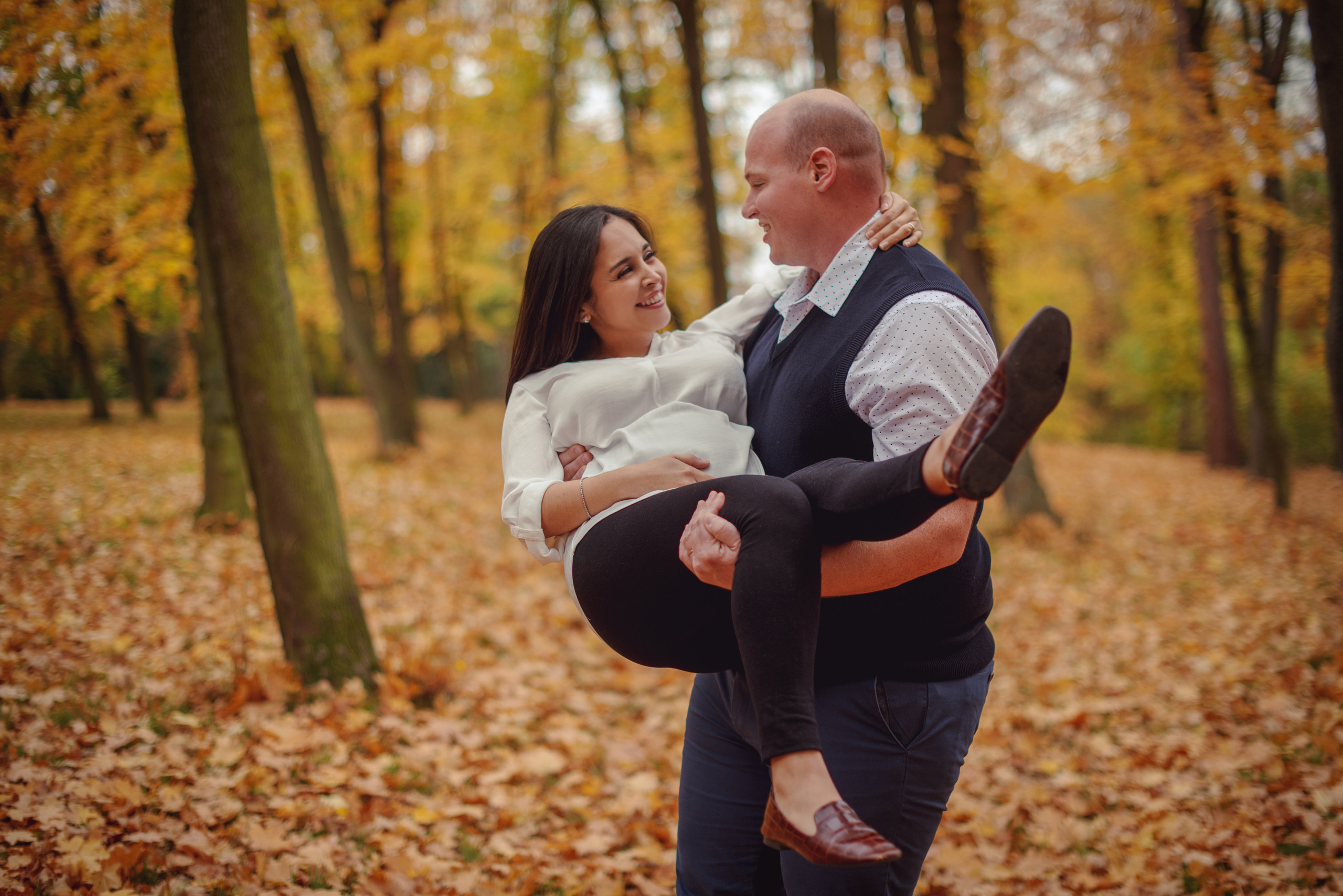 Maternity photography in Stromovka park in Prague. Professional photographer in Prague Anastasia Haritonova