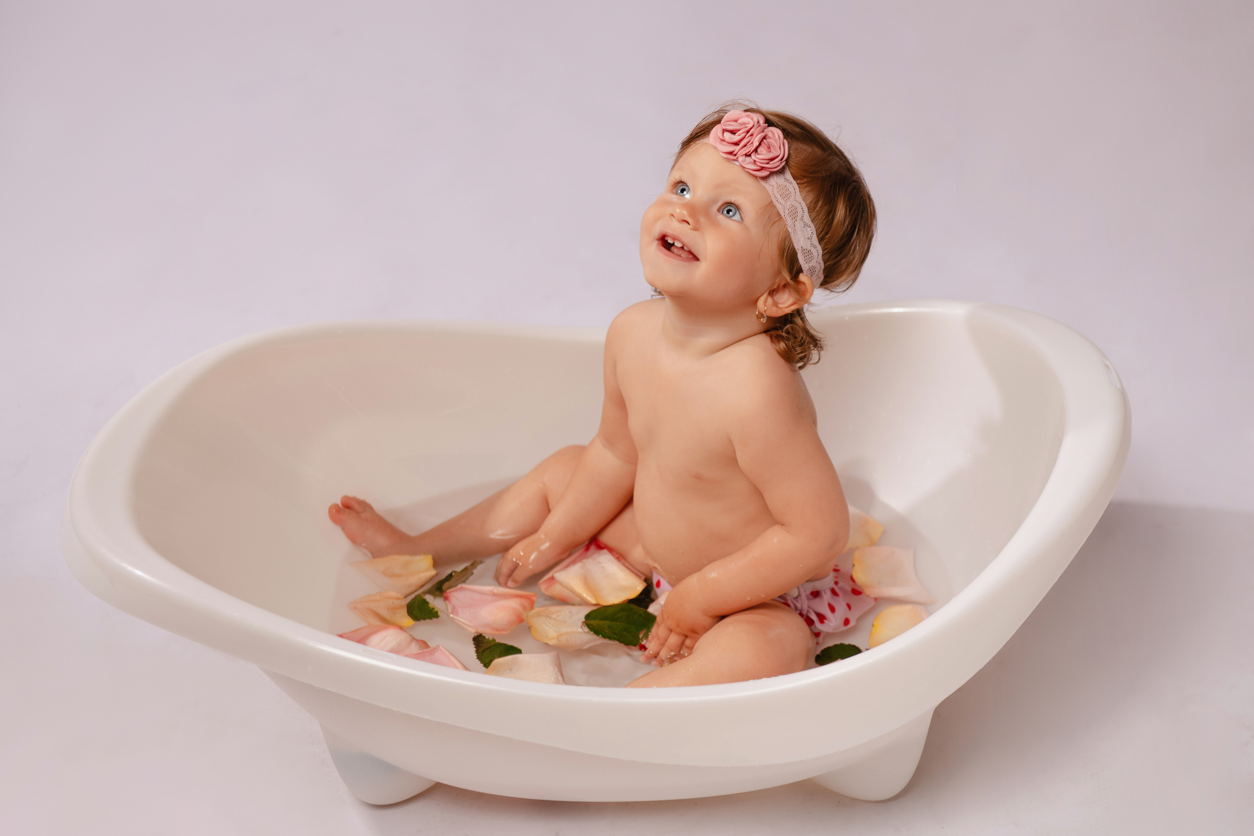 Dětské focení v ateliéru ve vaně s kačenkami a bublinami v Praze. Profesionální fotografka v Praze Anastasia Haritonova