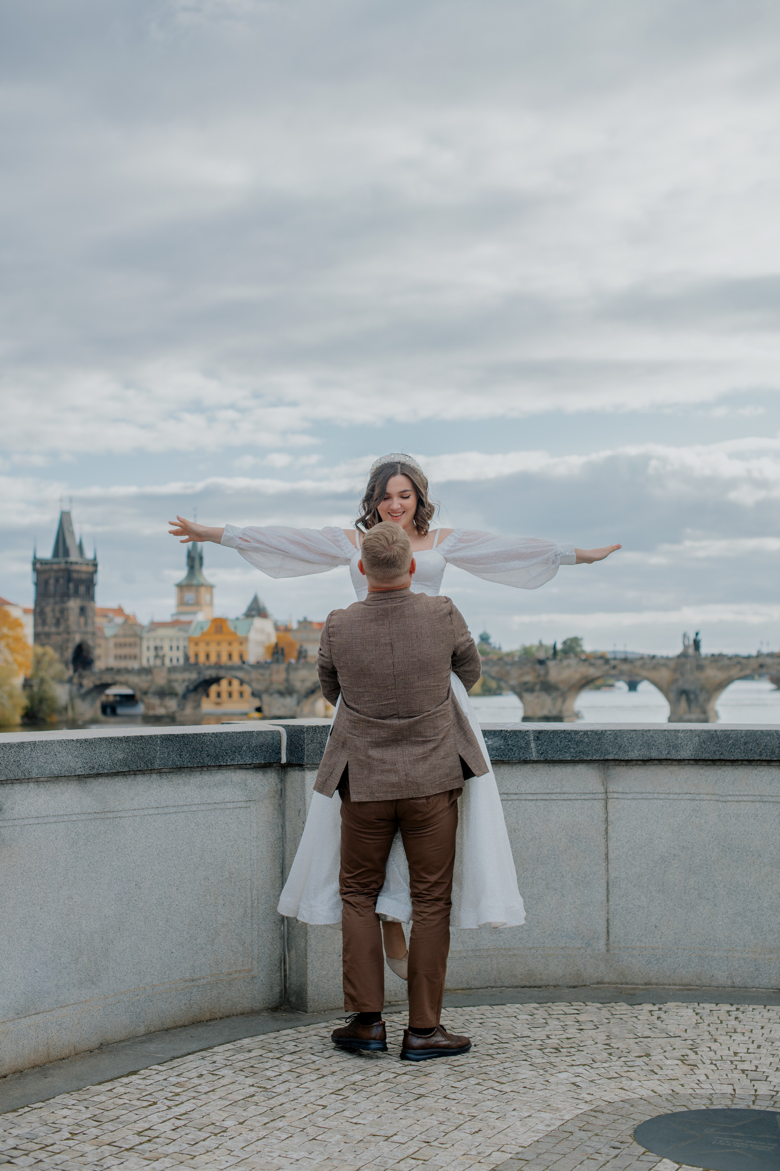 Свадебная фотосессия с видом на Карлов мост и в Валдштейнском саду. Профессиональный фотограф в Праге Анастасия Харитонова